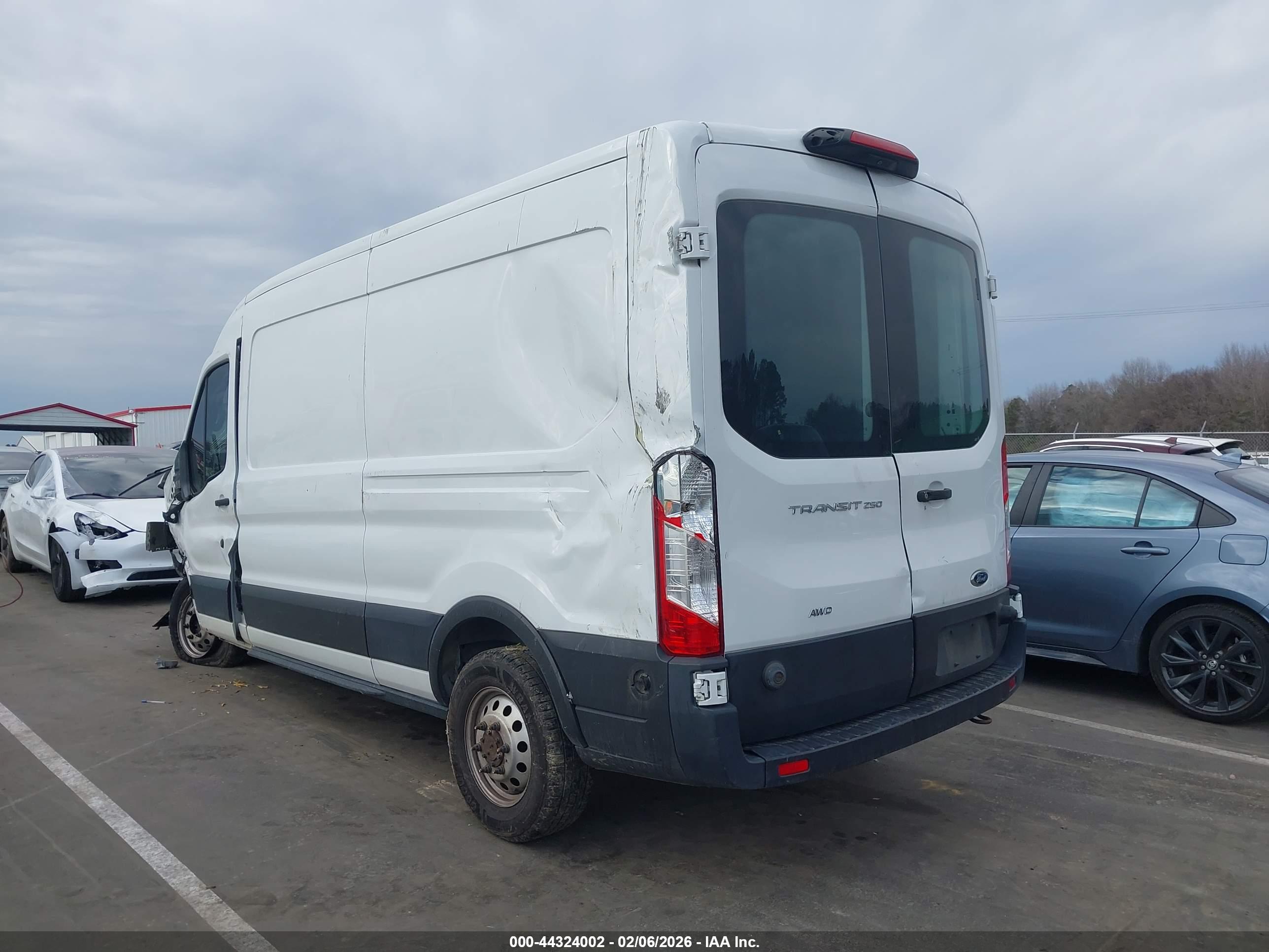 FORD TRANSIT-250 image 3