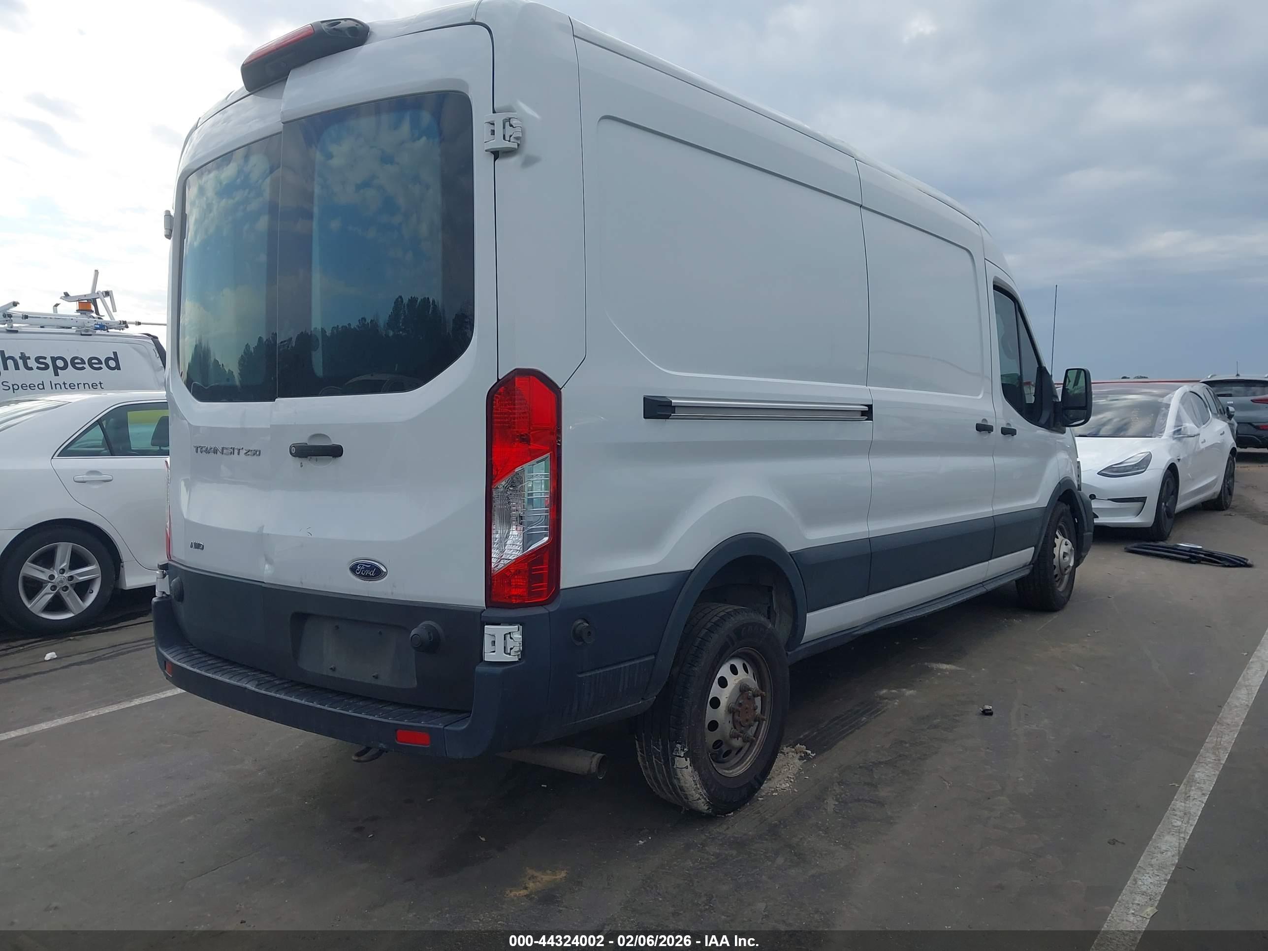 FORD TRANSIT-250 image 4