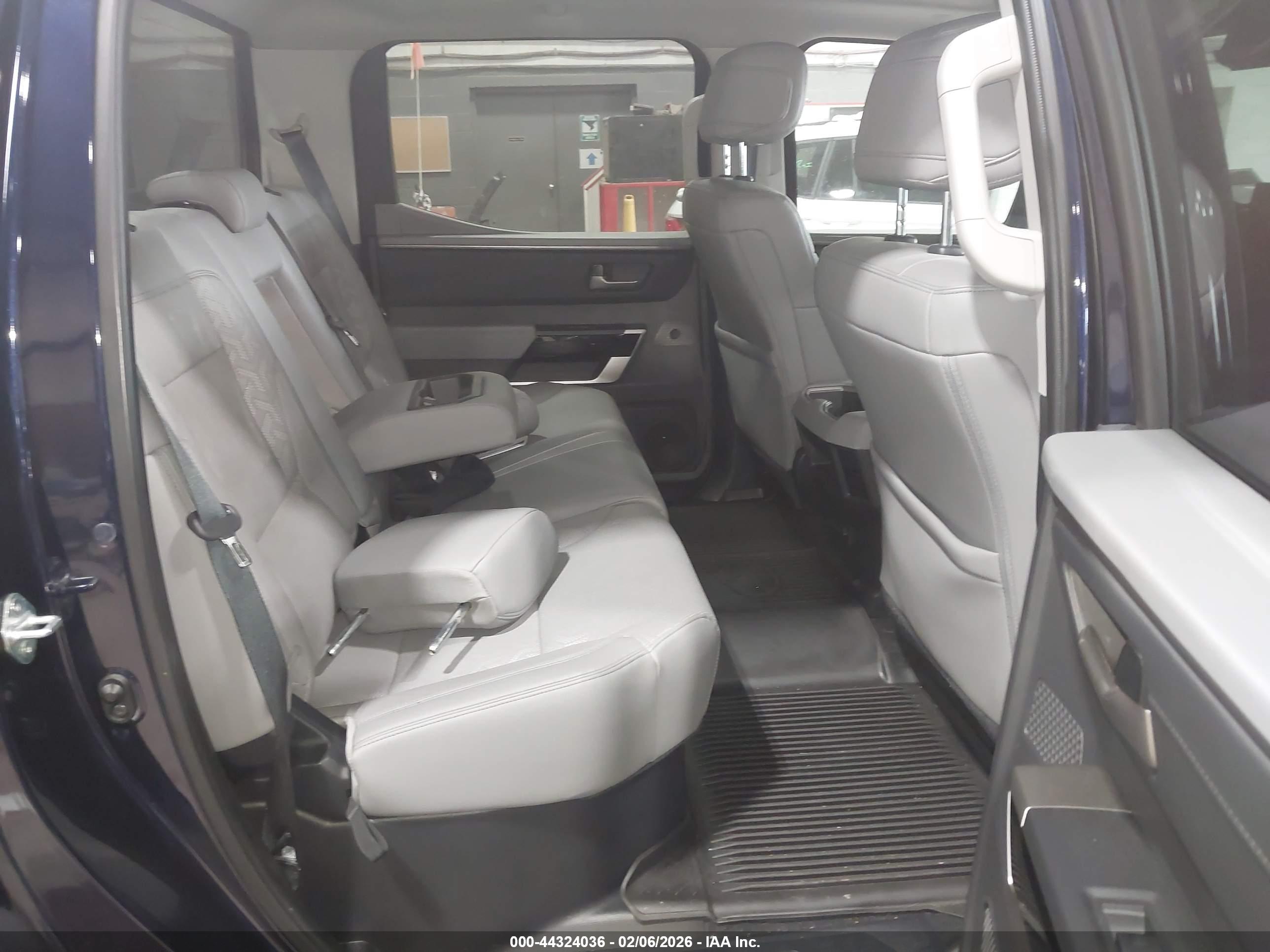 TOYOTA TUNDRA image 8