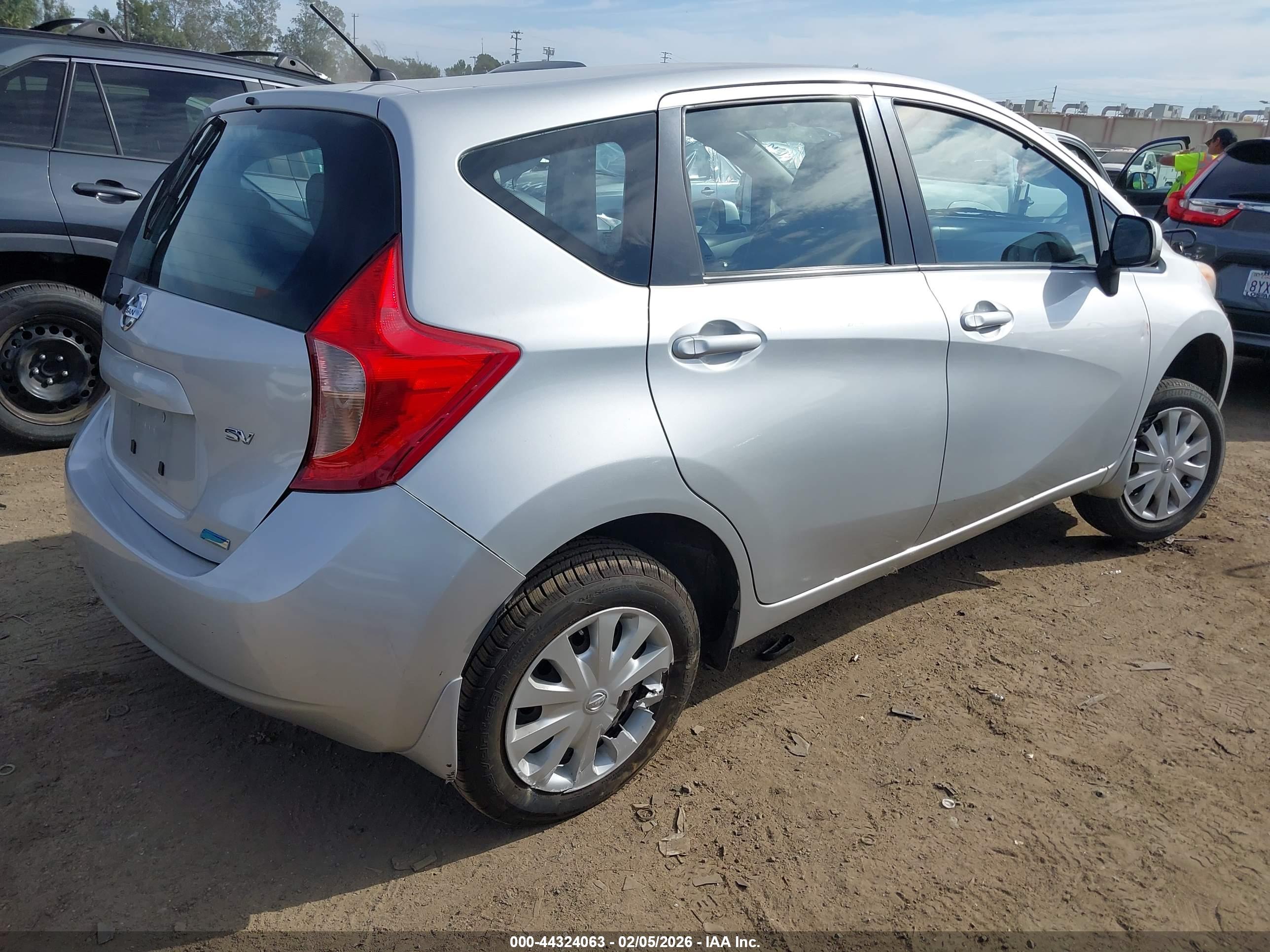 NISSAN VERSA image 4