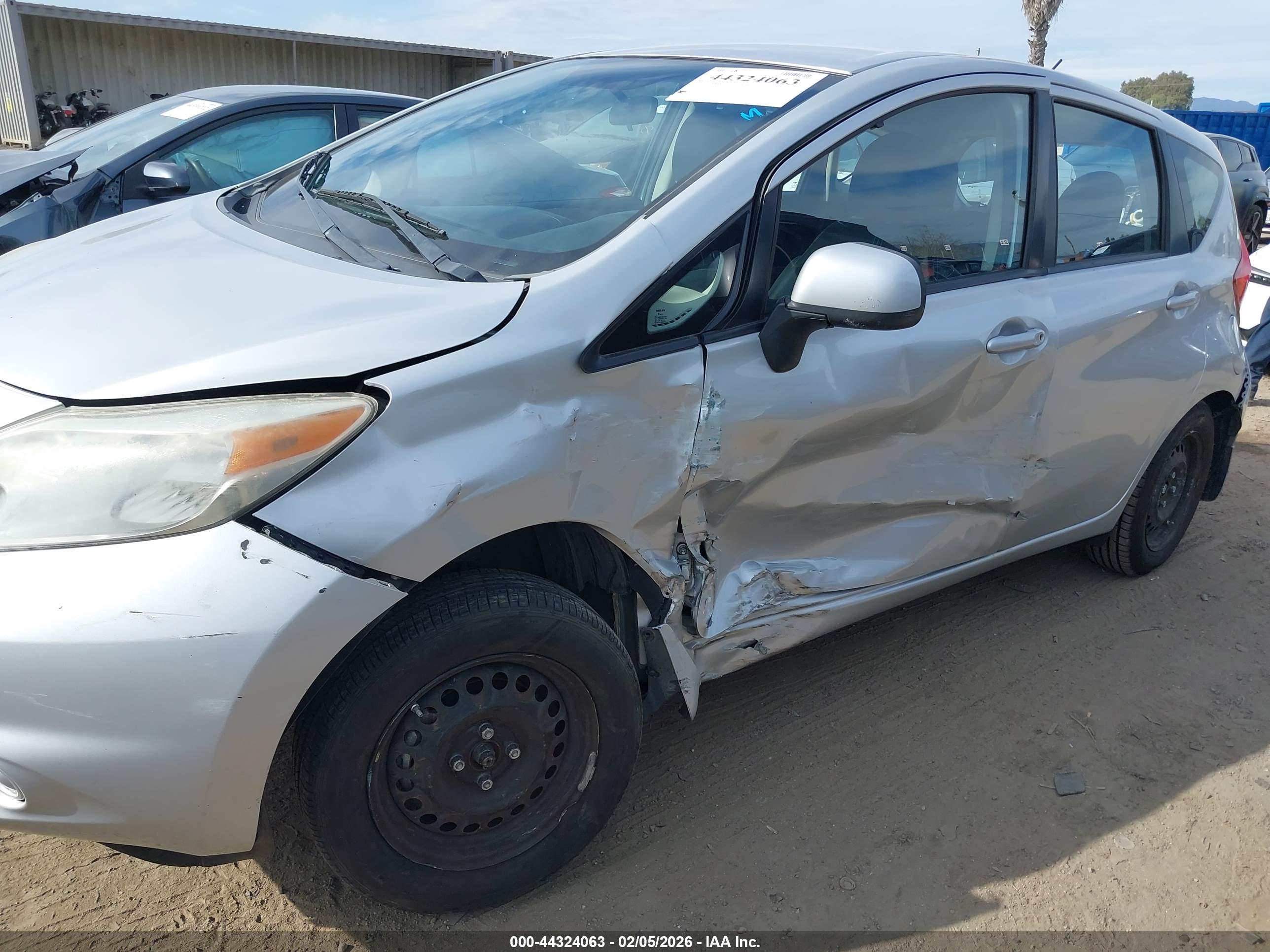 NISSAN VERSA image 6
