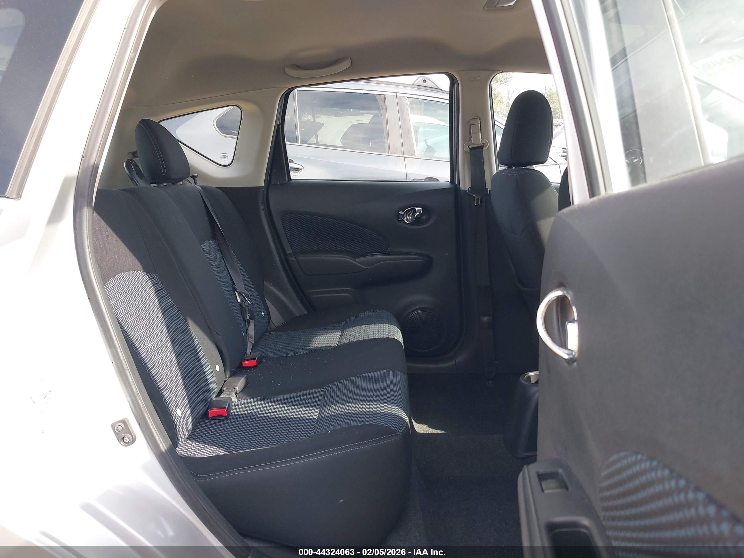 NISSAN VERSA image 8