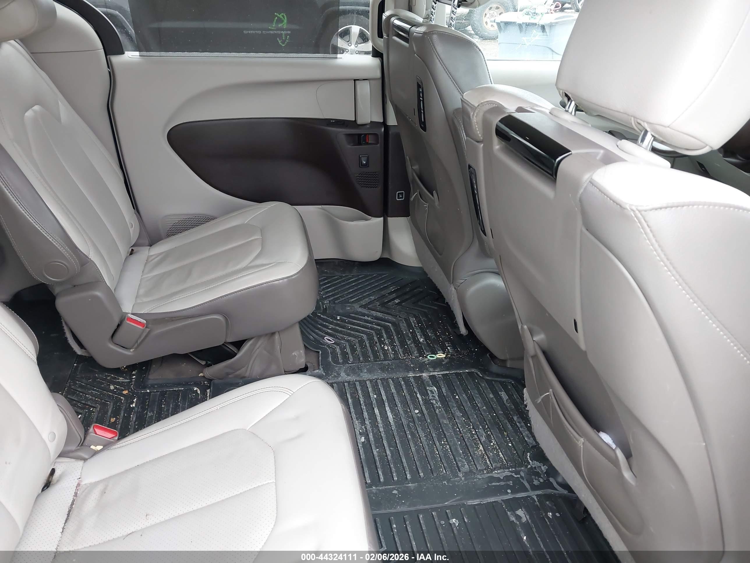 CHRYSLER PACIFICA image 8