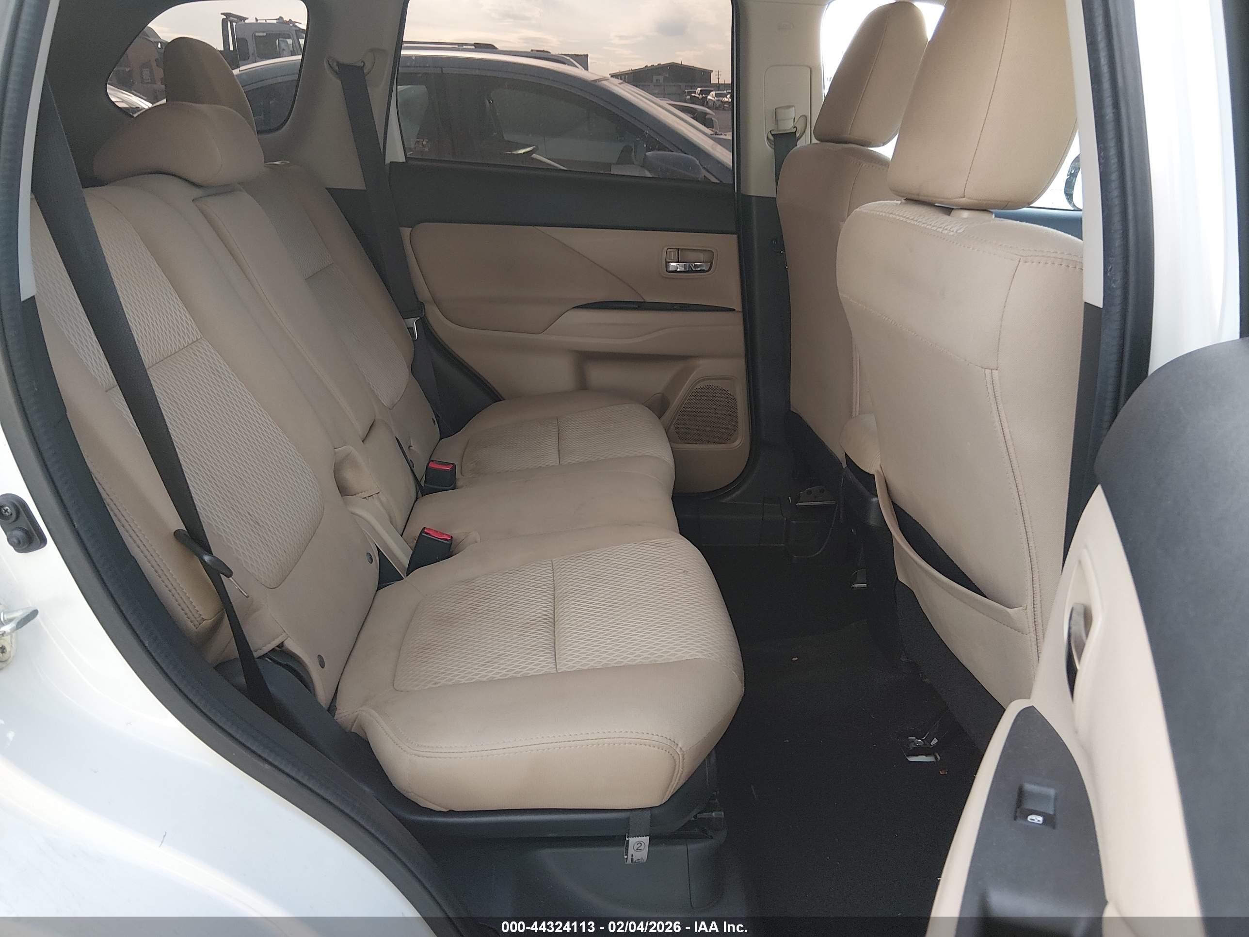MITSUBISHI OUTLANDER image 8