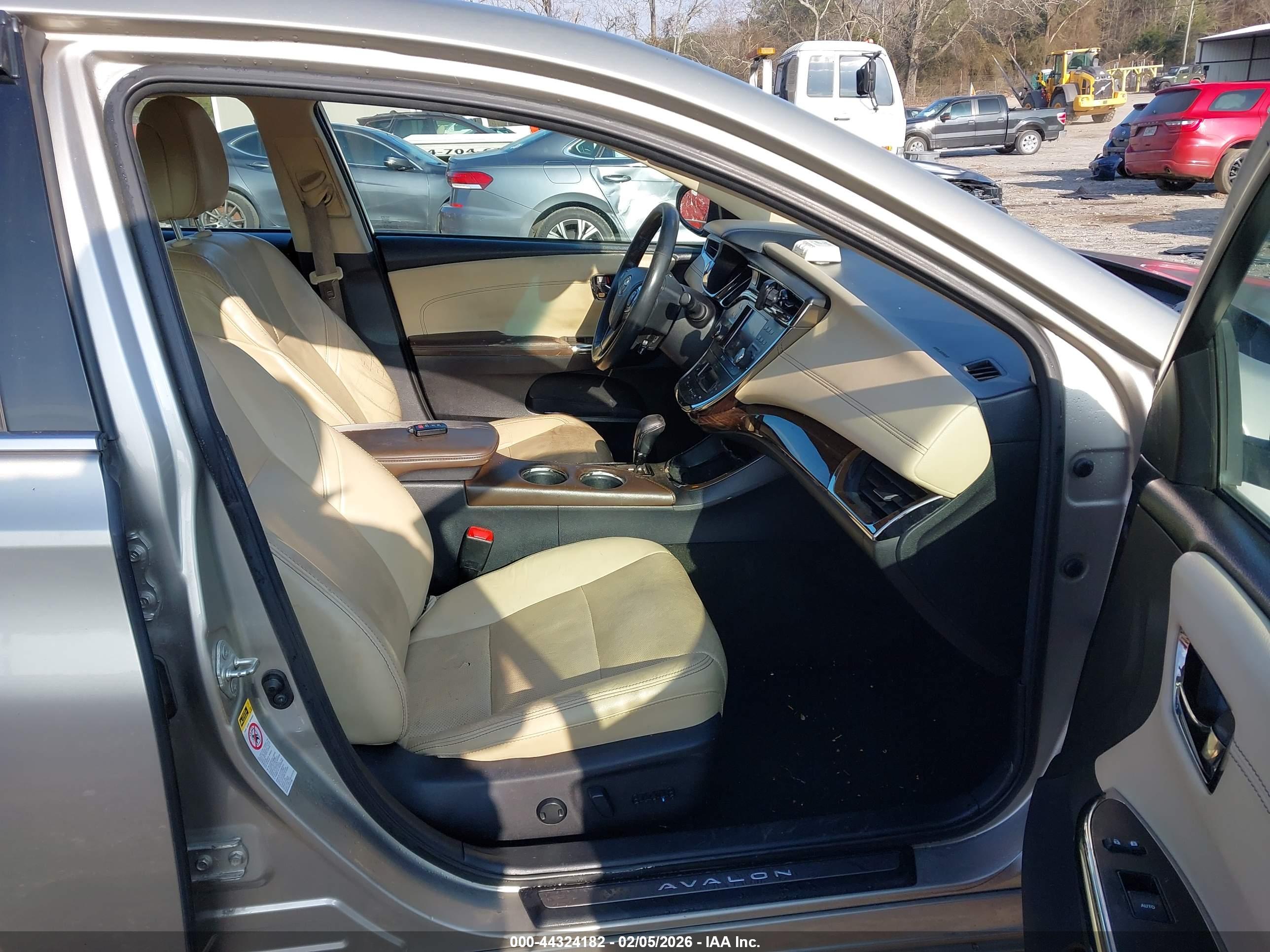 TOYOTA AVALON image 5