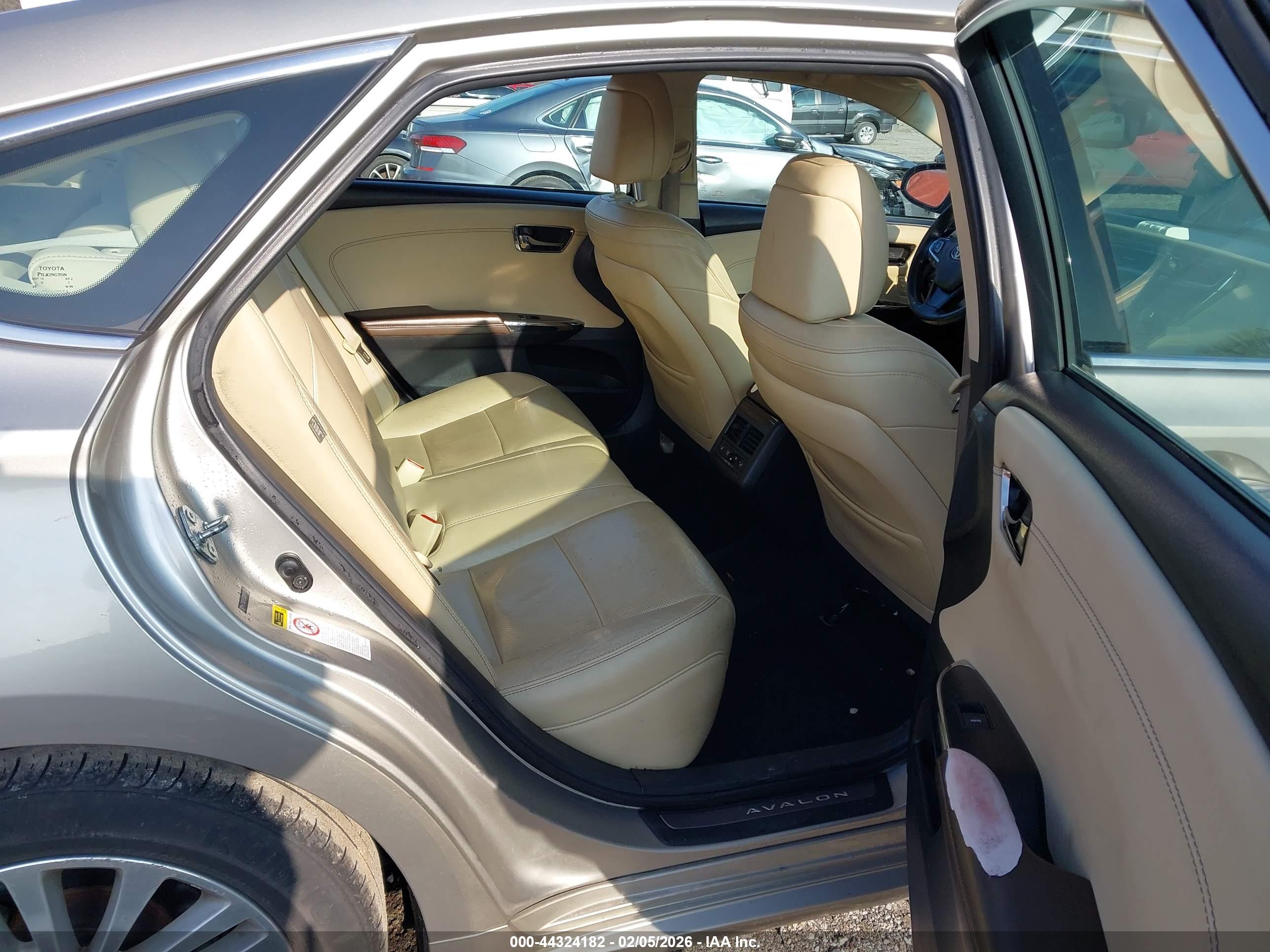 TOYOTA AVALON image 8