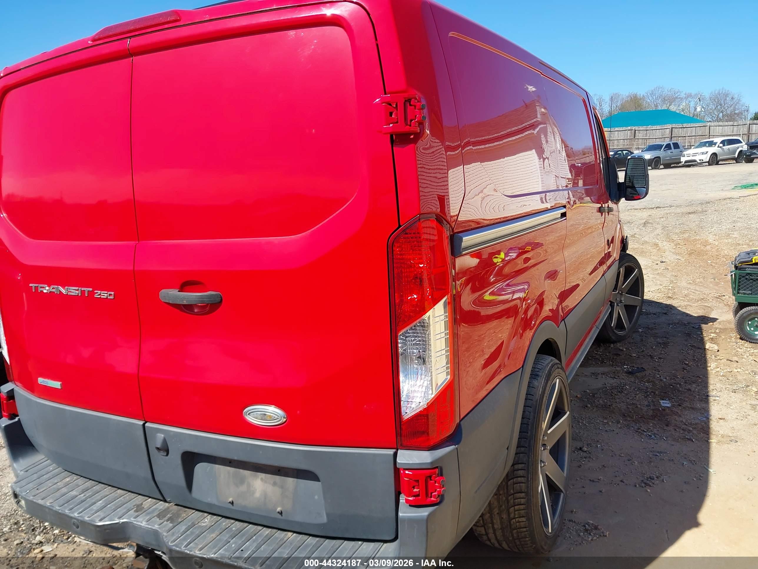 FORD TRANSIT-250 image 4