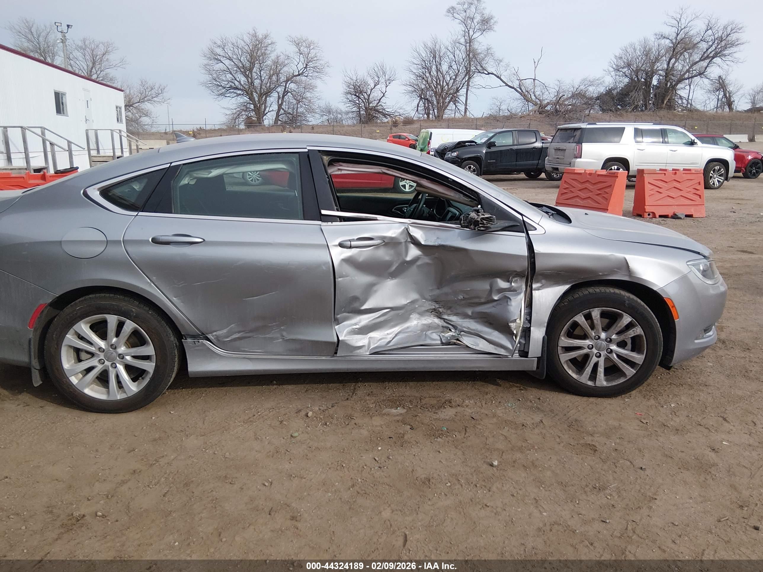 CHRYSLER 200 image 6