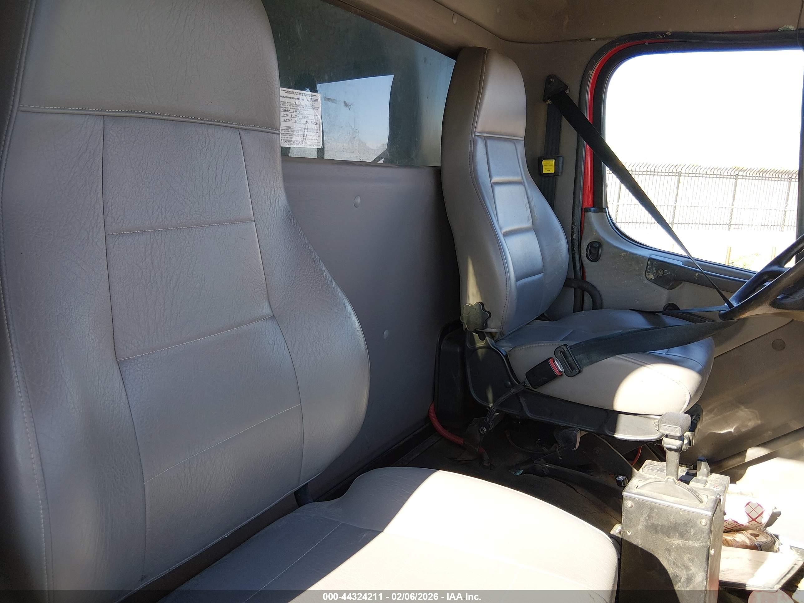 FREIGHTLINER M2 image 7