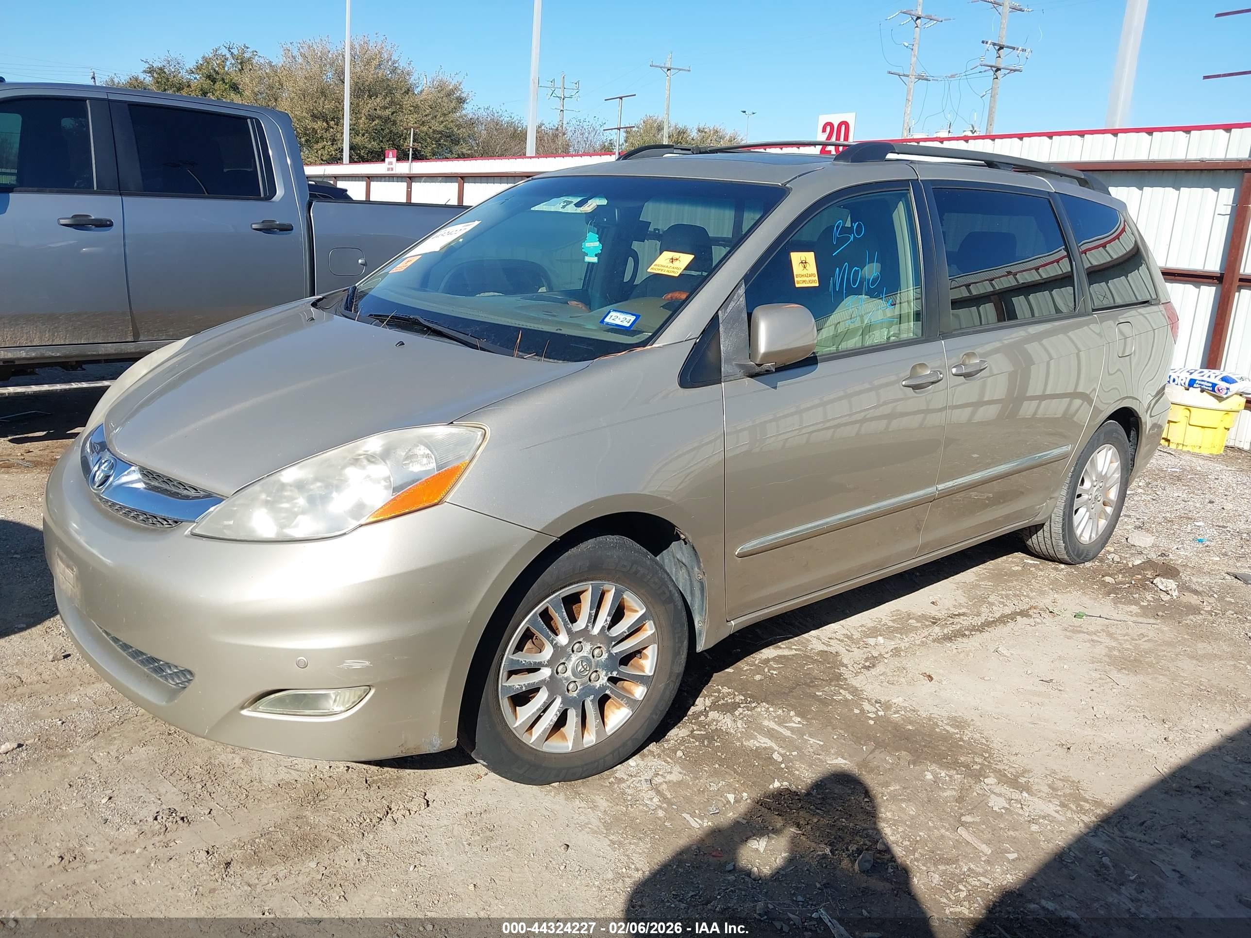 TOYOTA SIENNA image 2
