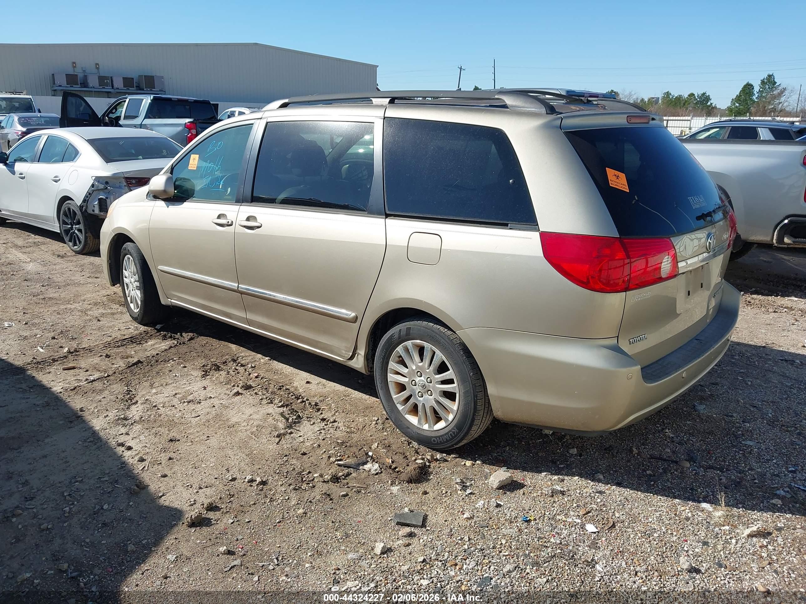 TOYOTA SIENNA image 3