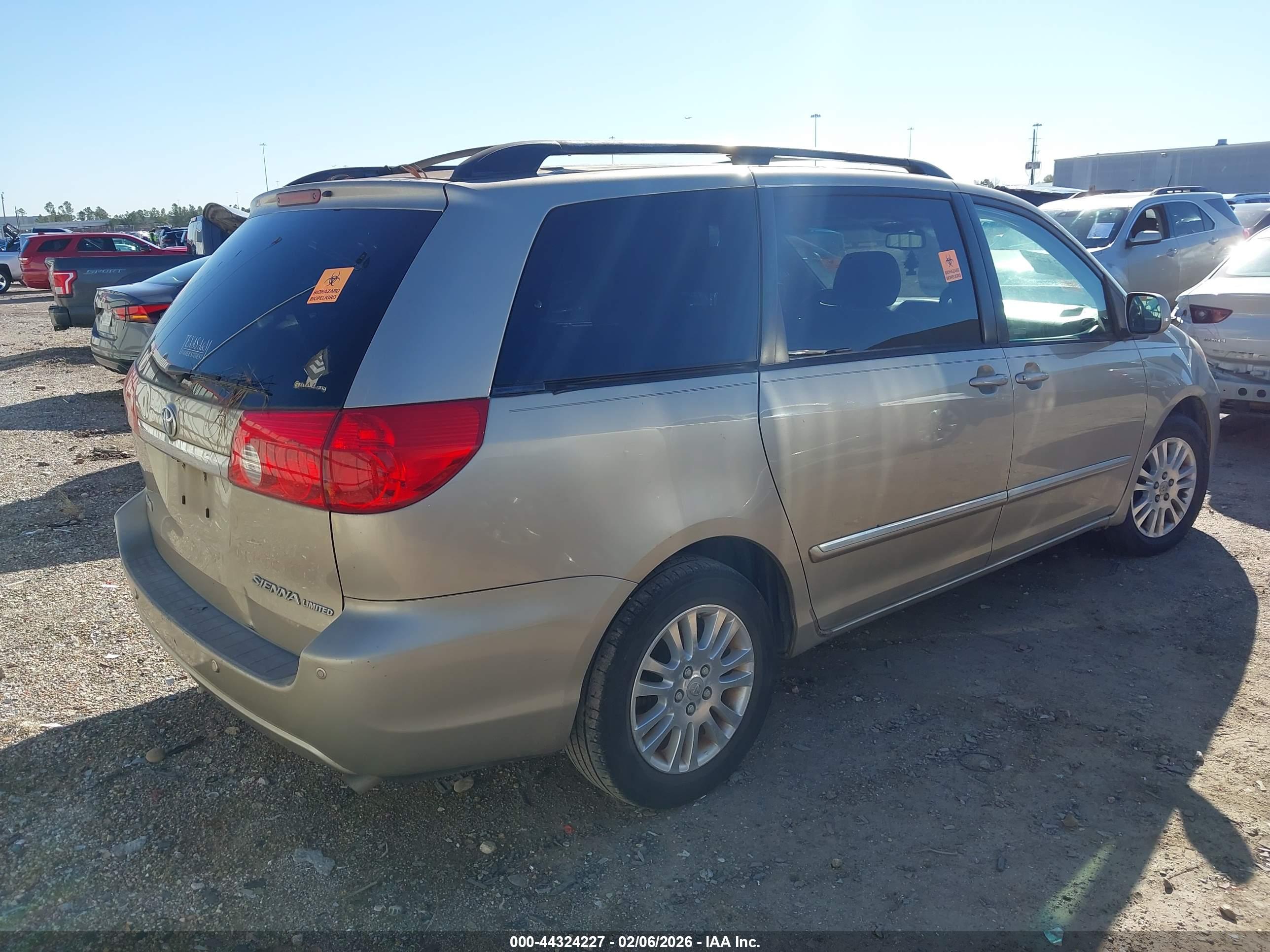 TOYOTA SIENNA image 4