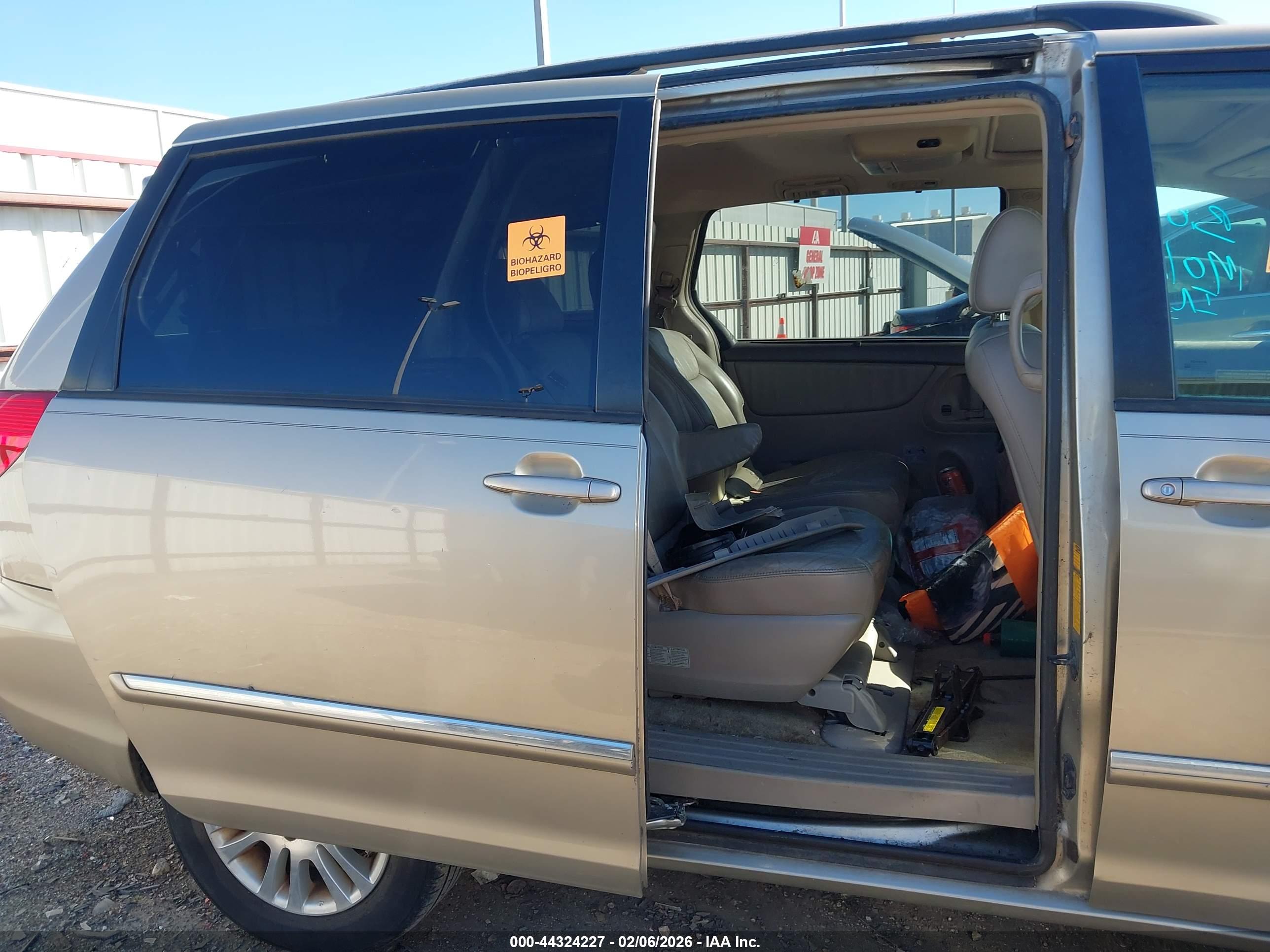 TOYOTA SIENNA image 8