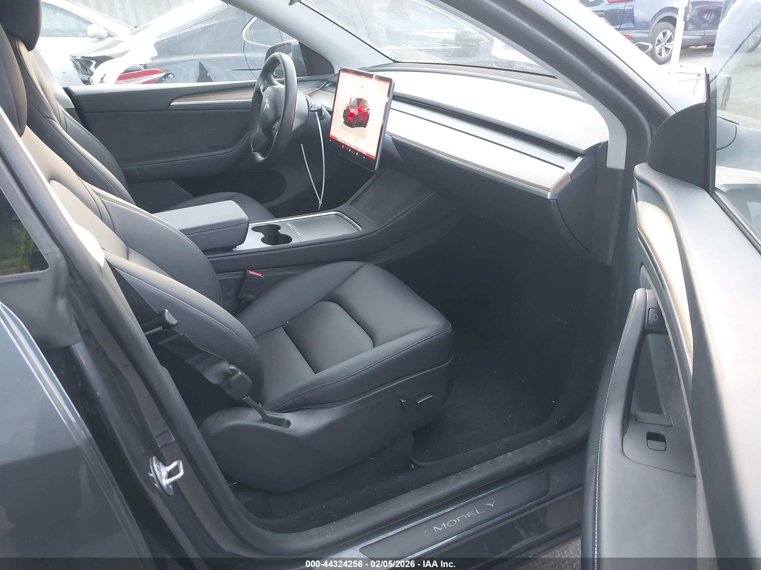 TESLA MODEL image 5