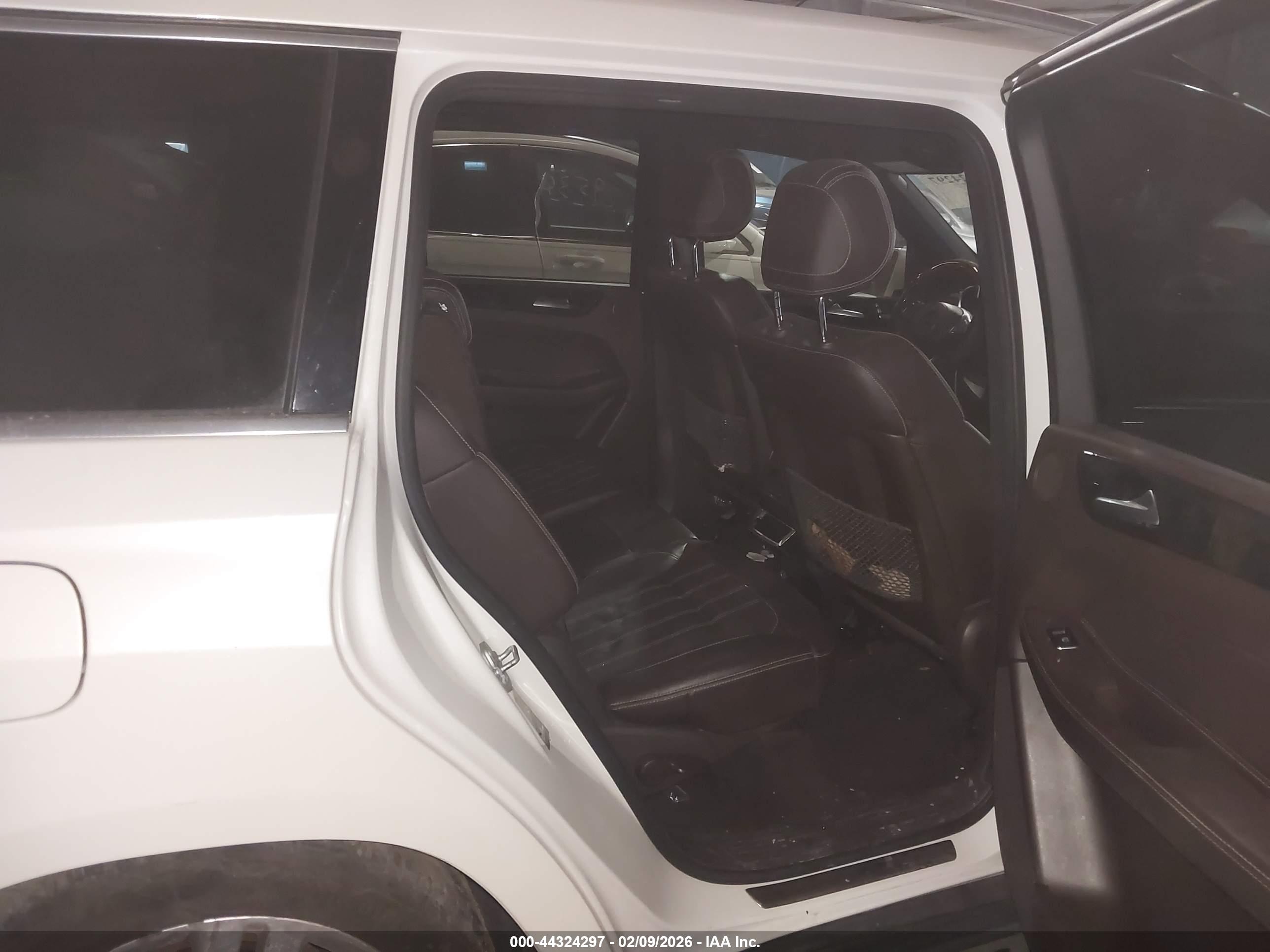 MERCEDES-BENZ GLS image 8