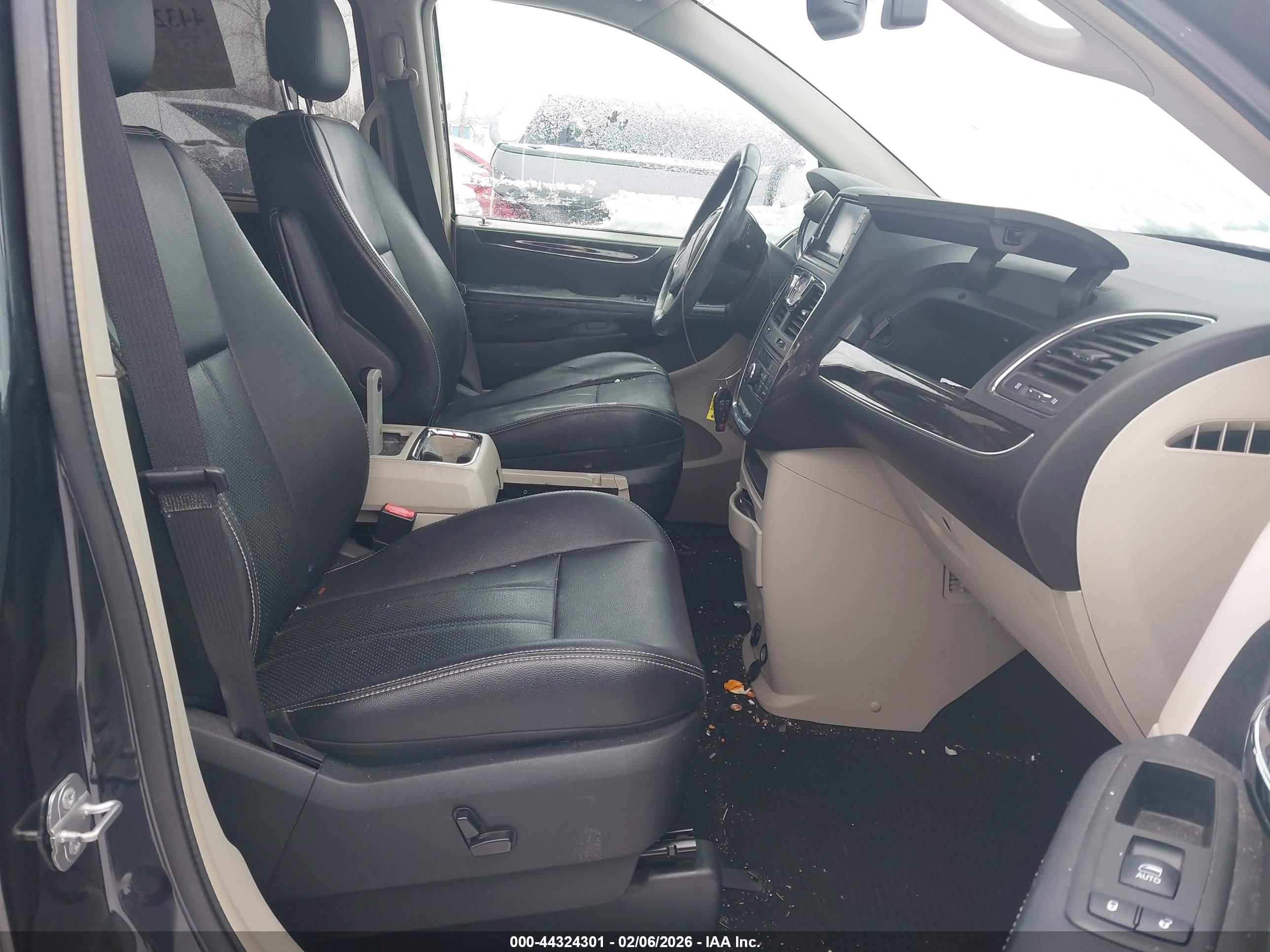 CHRYSLER TOWN image 5