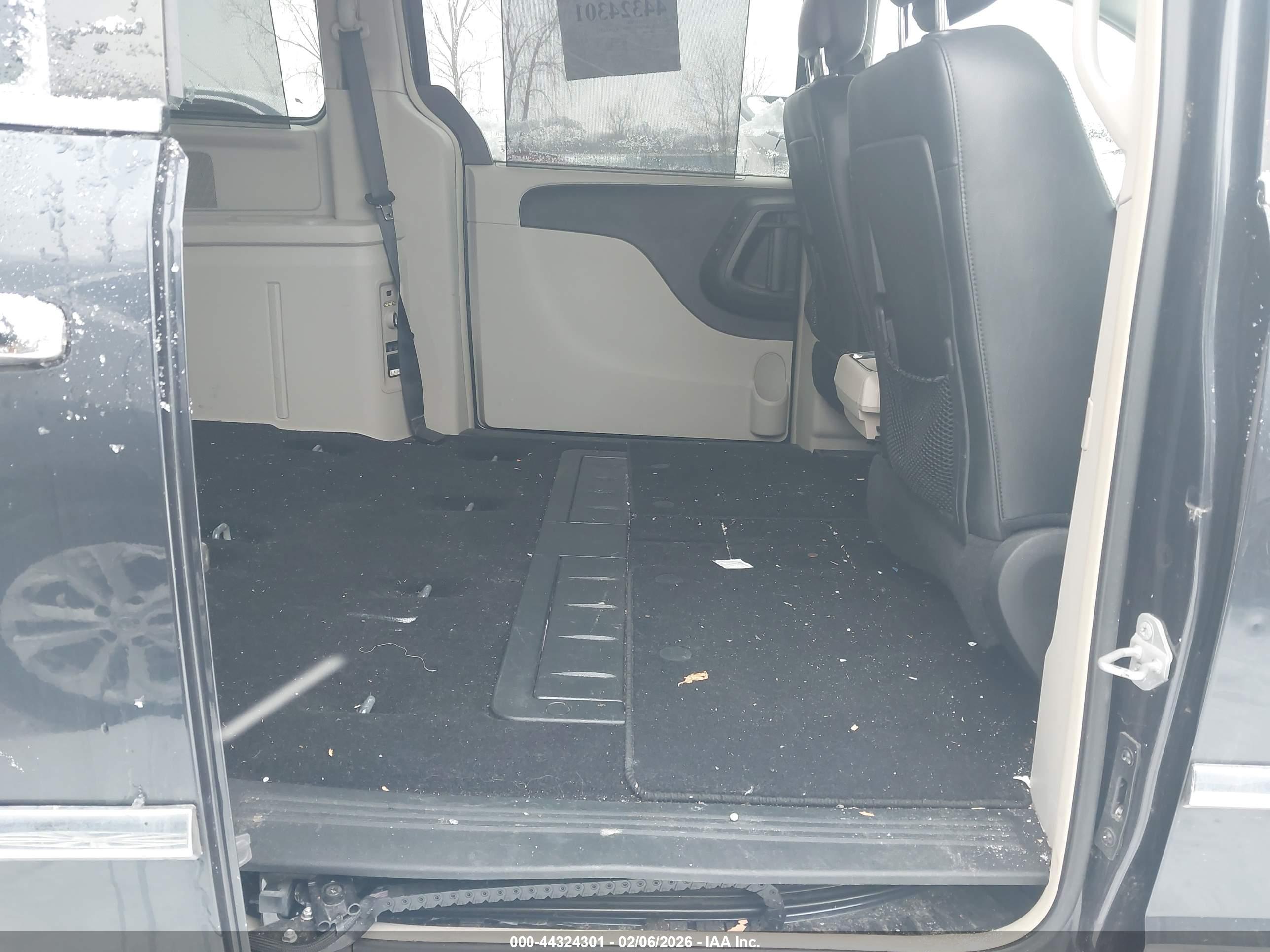 CHRYSLER TOWN image 8