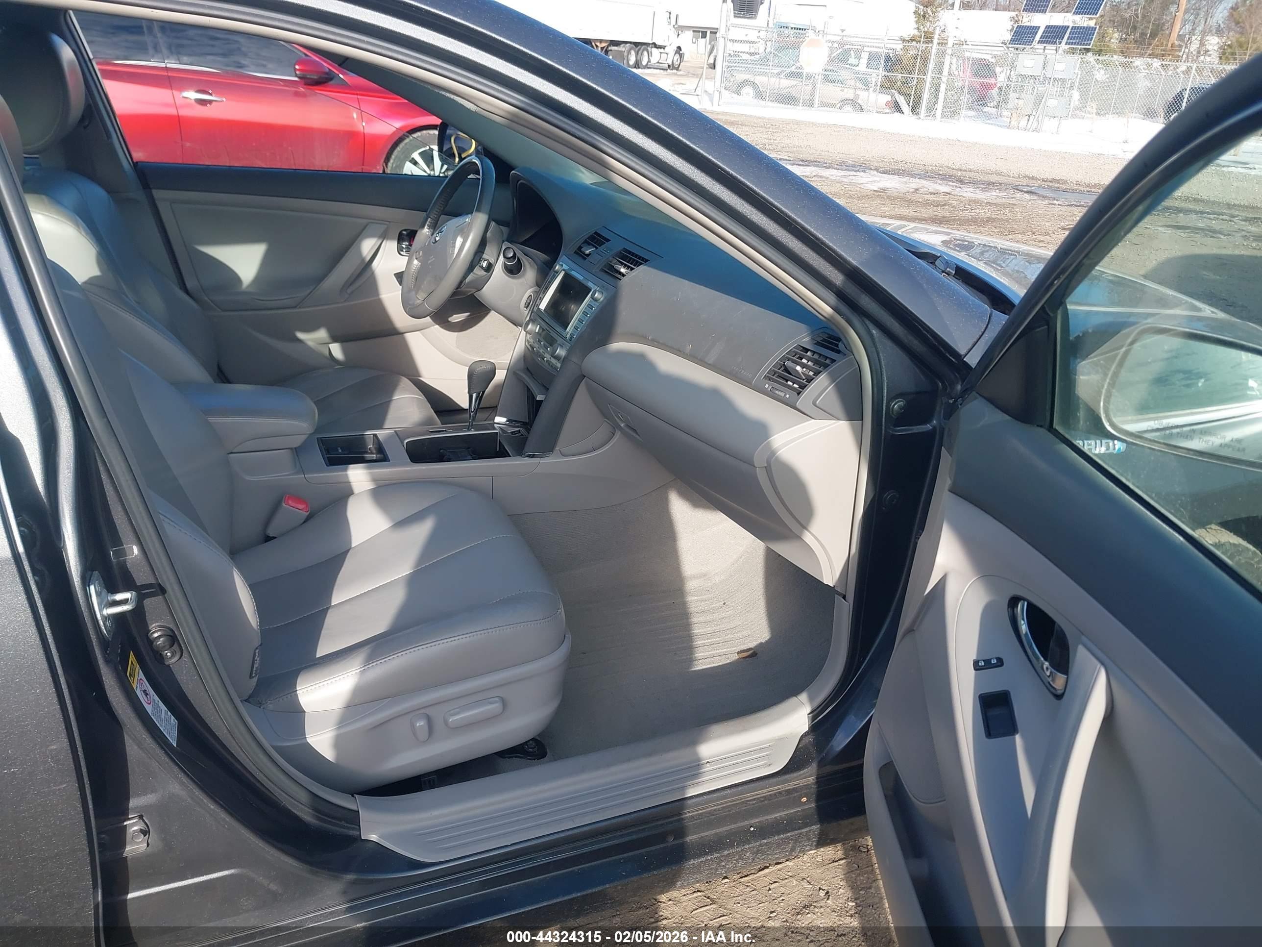 TOYOTA CAMRY image 5