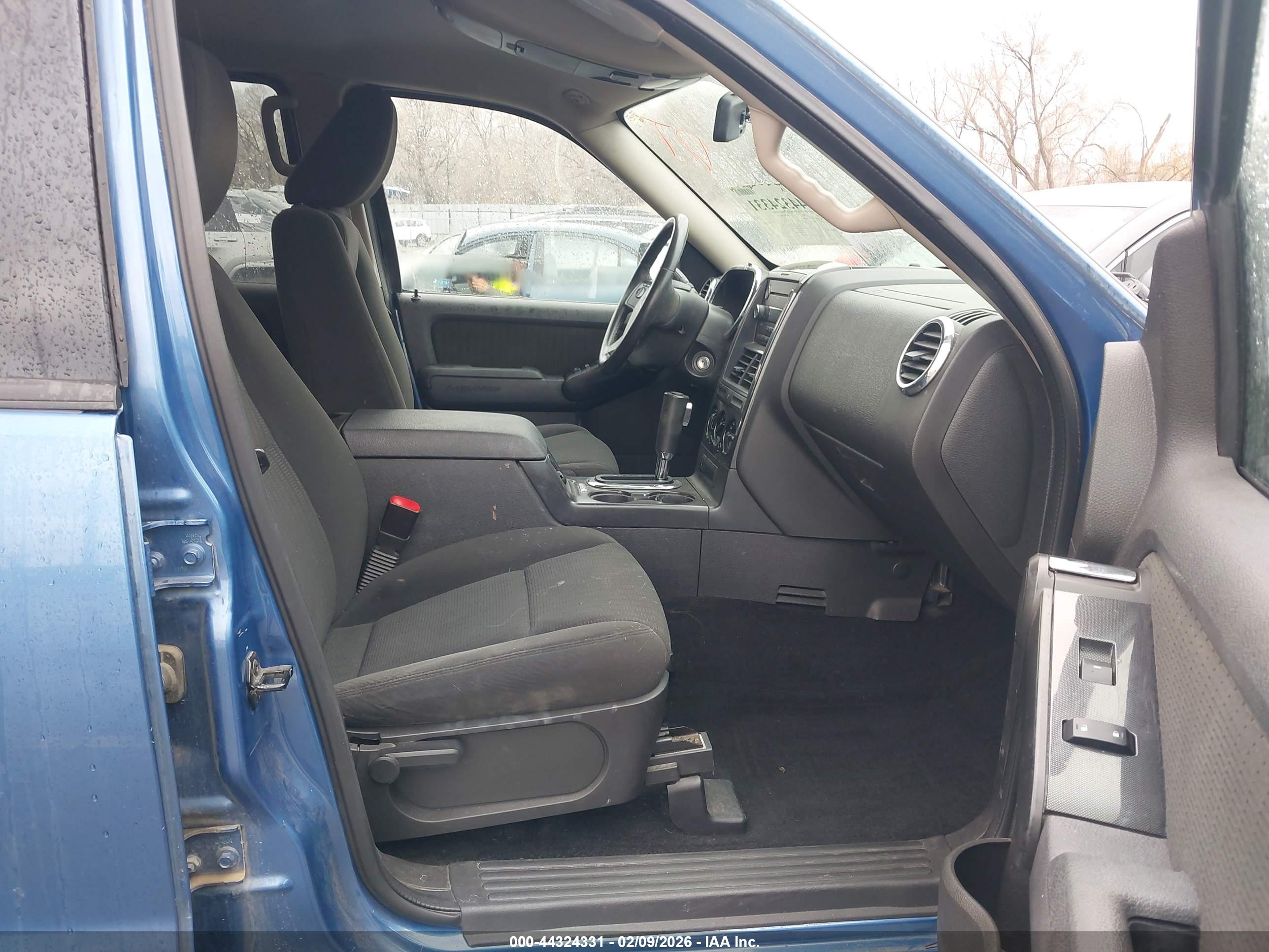 FORD EXPLORER image 5