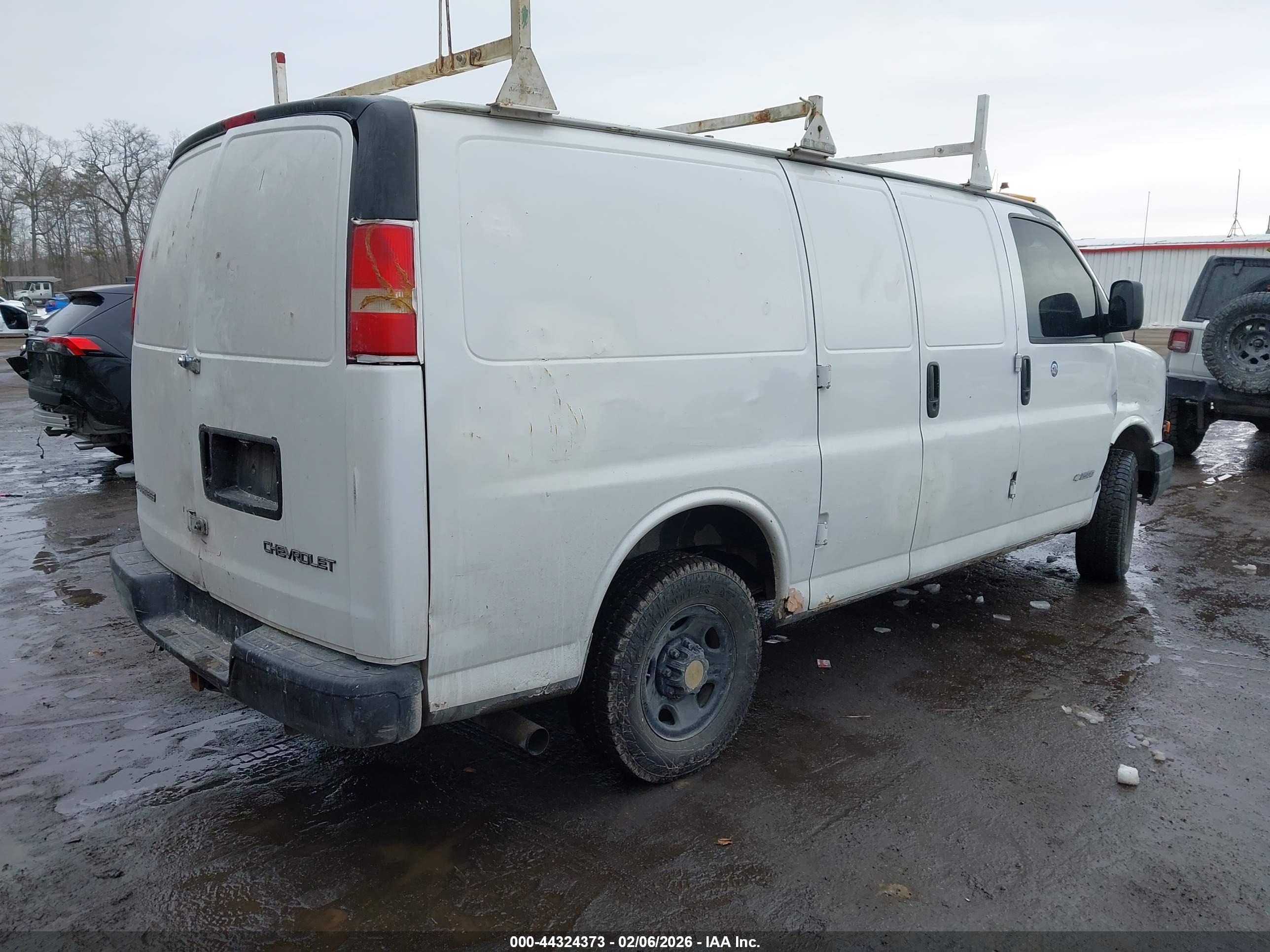 CHEVROLET EXPRESS image 4