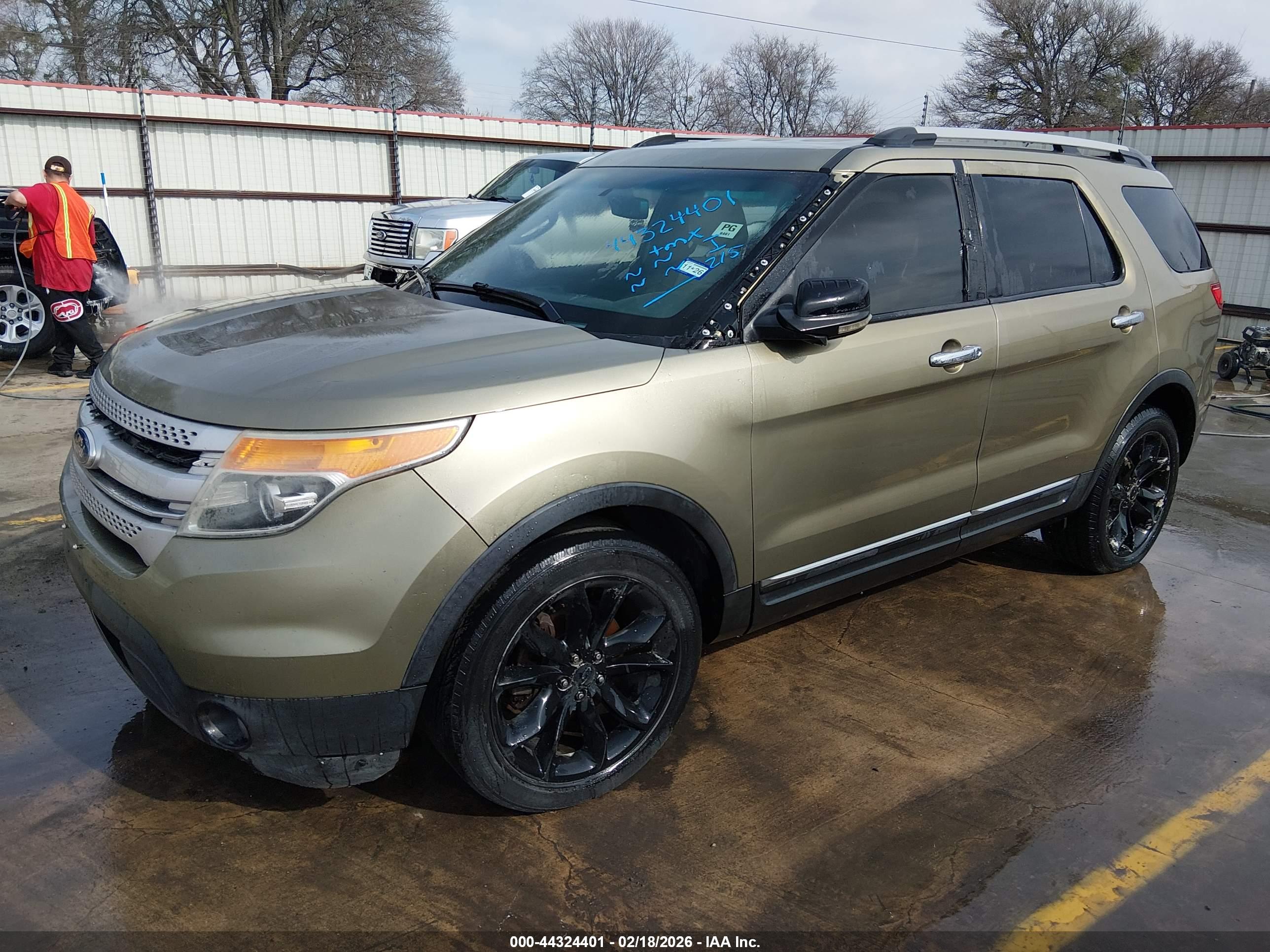 FORD EXPLORER image 2
