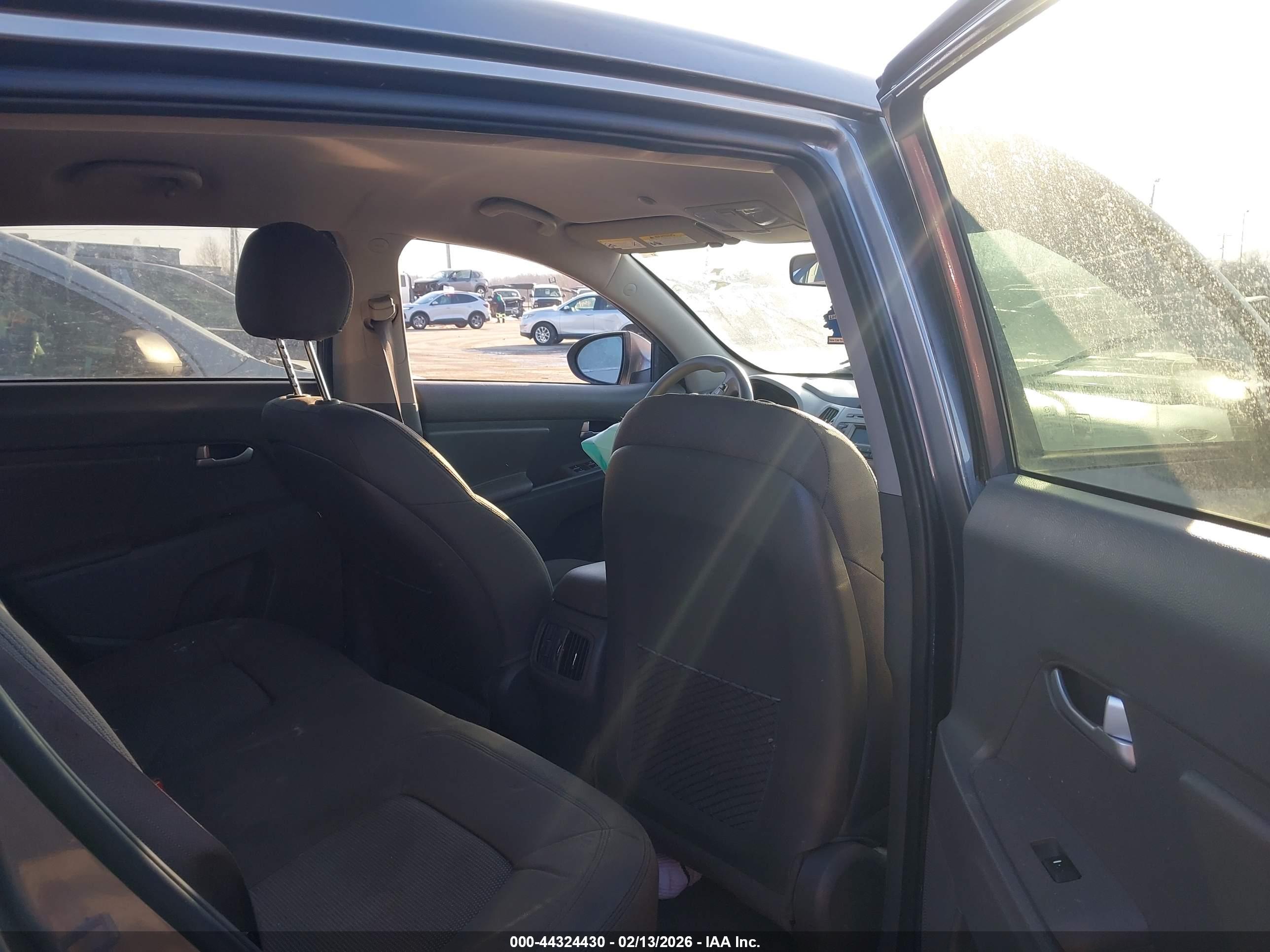 KIA SPORTAGE image 8