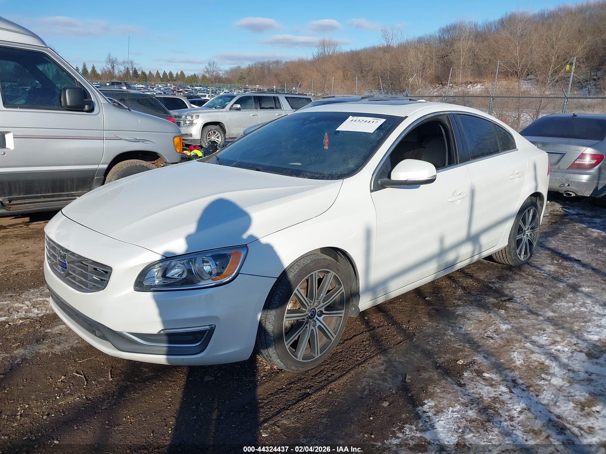VOLVO S60 image 2