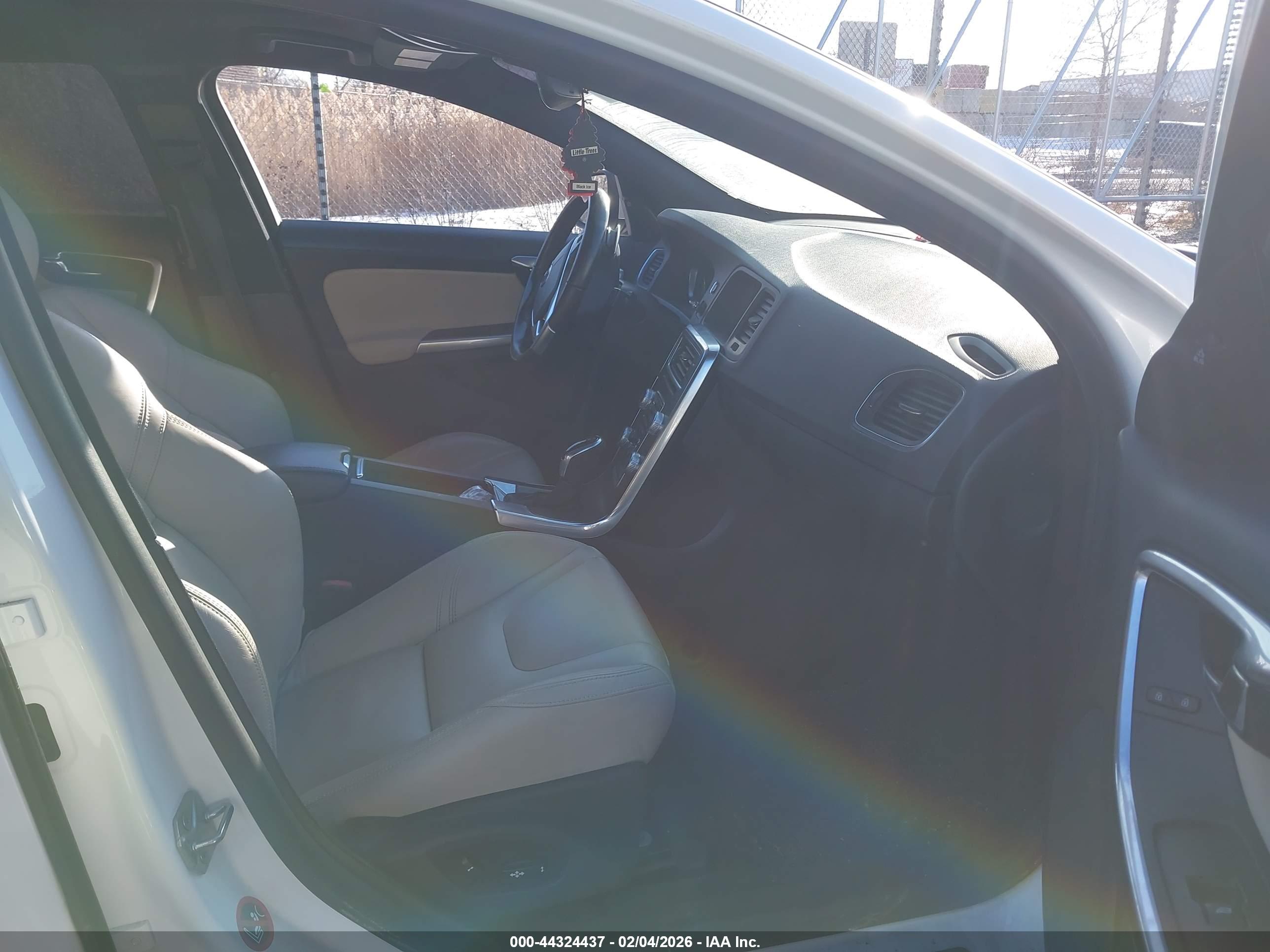 VOLVO S60 image 5