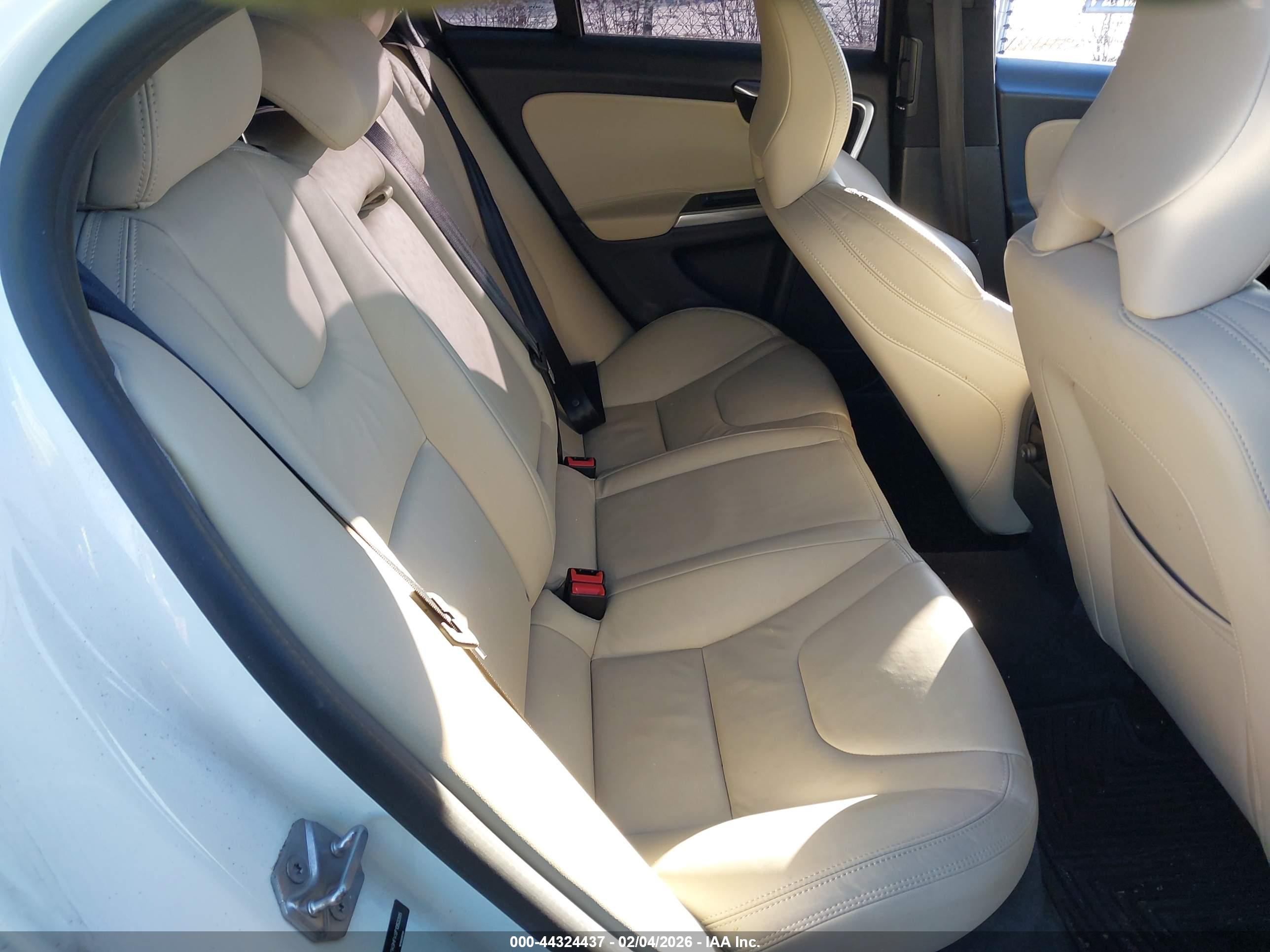 VOLVO S60 image 8