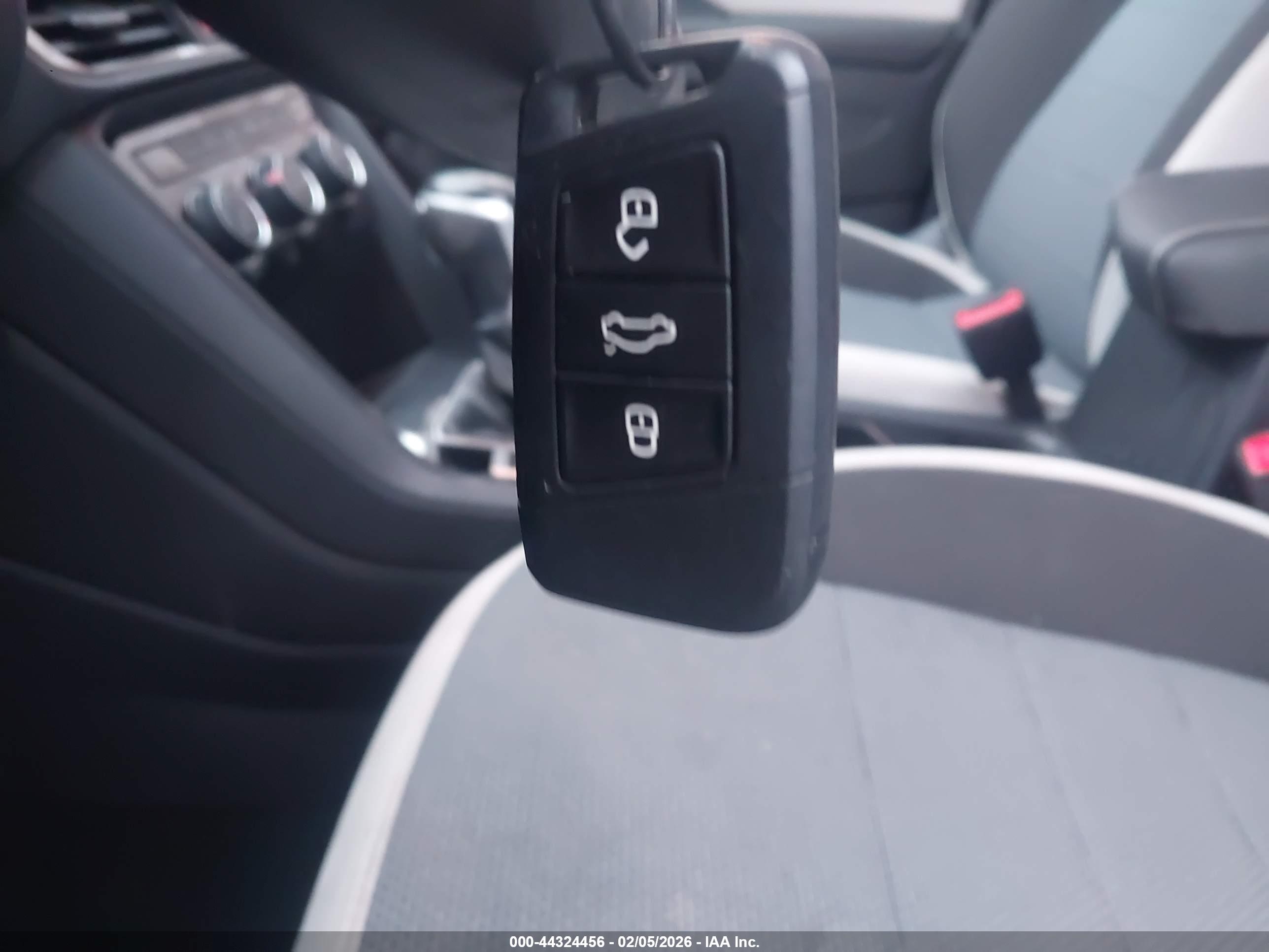 VOLKSWAGEN TAOS image 11