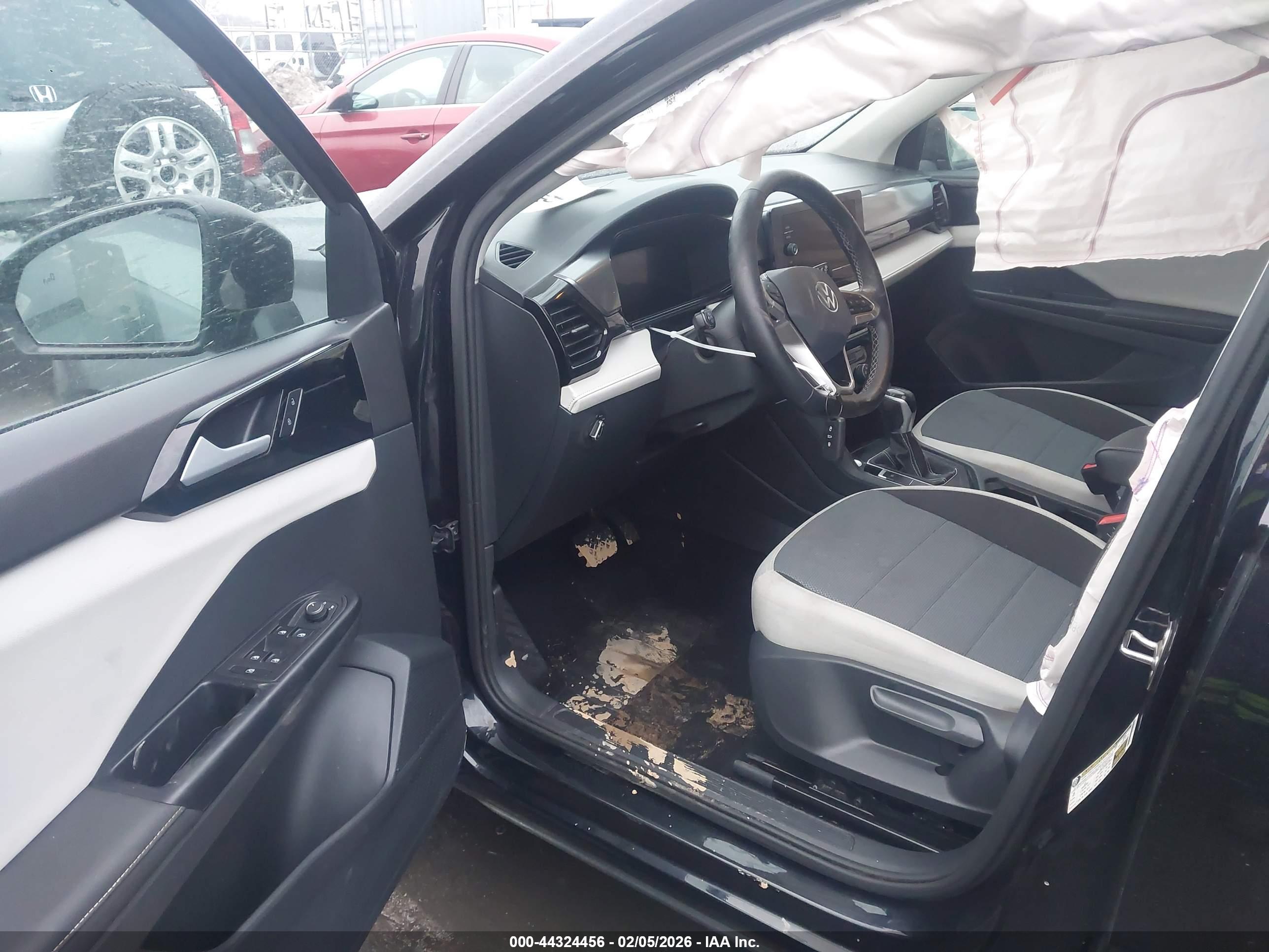 VOLKSWAGEN TAOS image 5