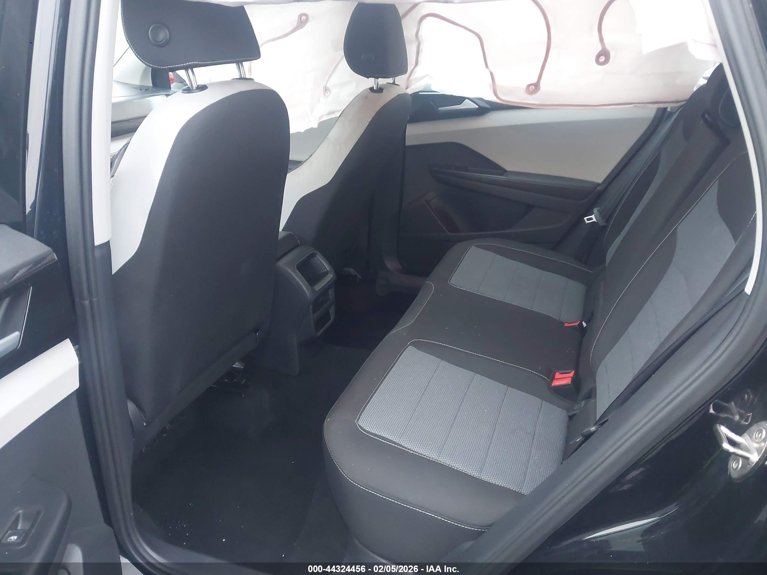 VOLKSWAGEN TAOS image 8