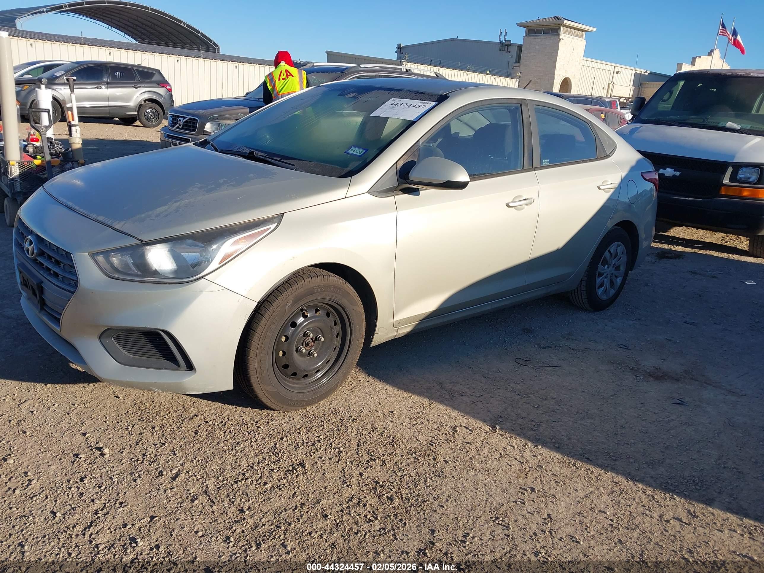 HYUNDAI ACCENT image 2