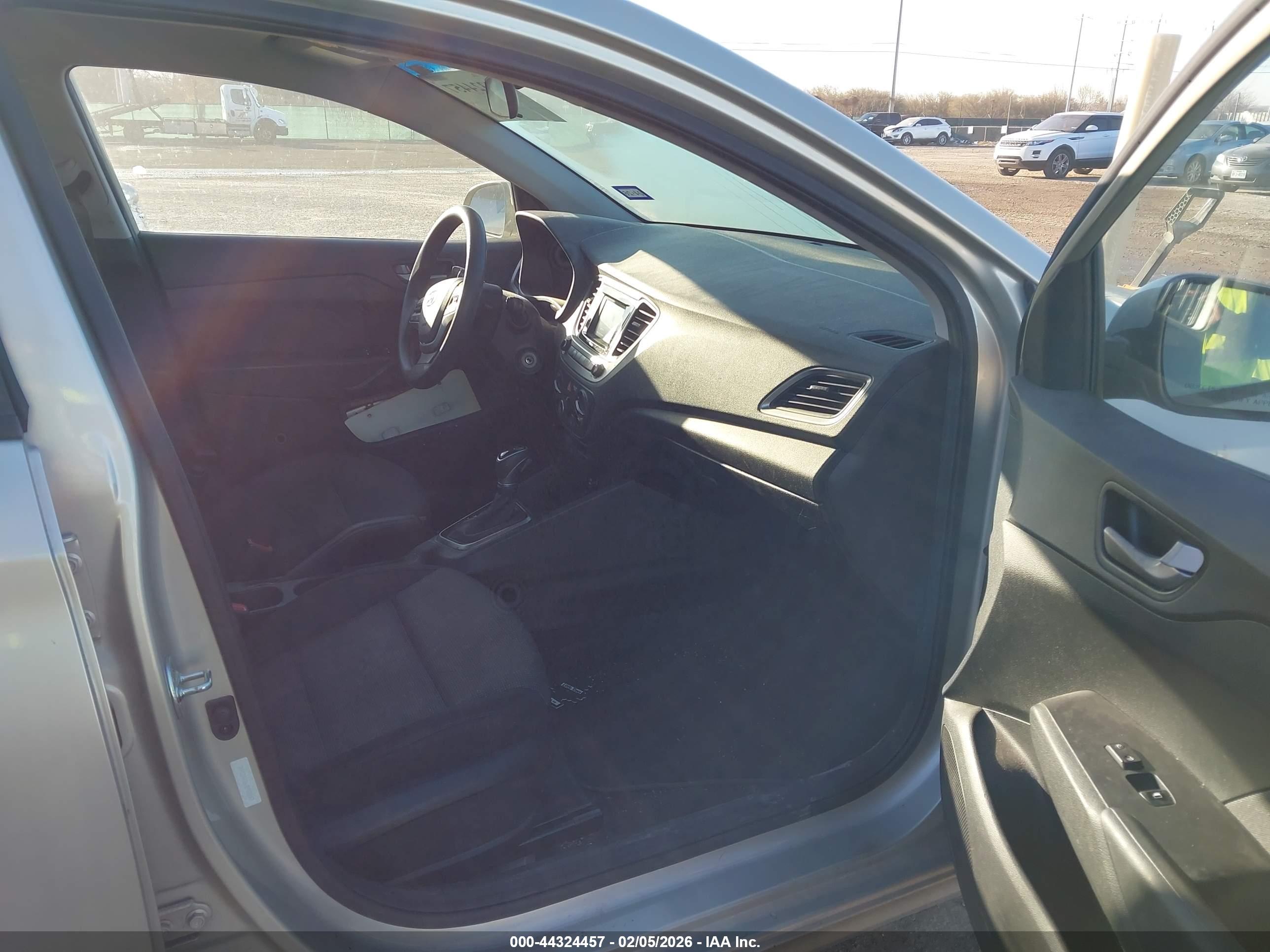 HYUNDAI ACCENT image 5
