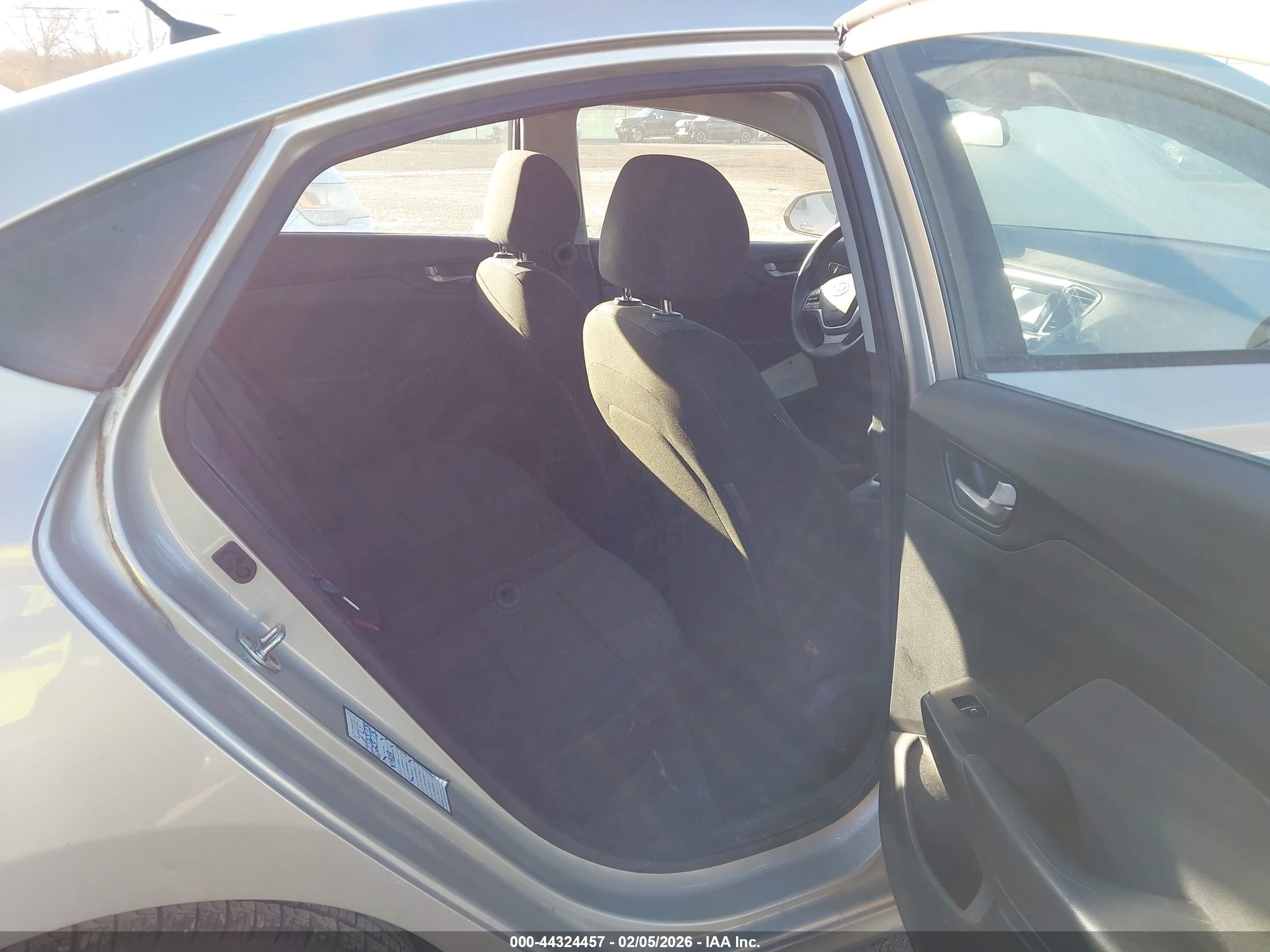 HYUNDAI ACCENT image 8