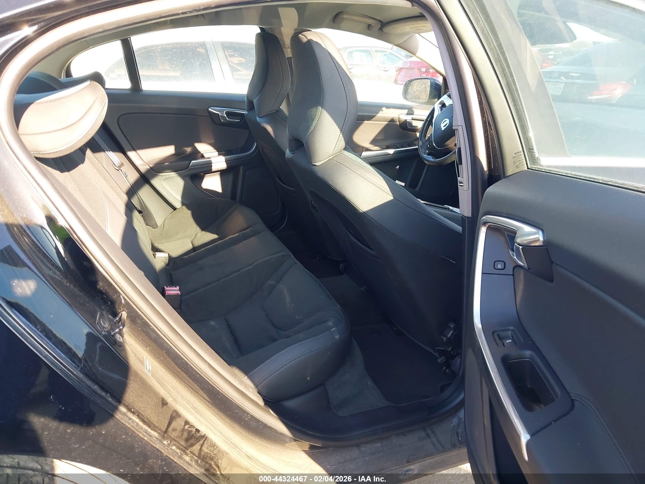 VOLVO S60 image 8
