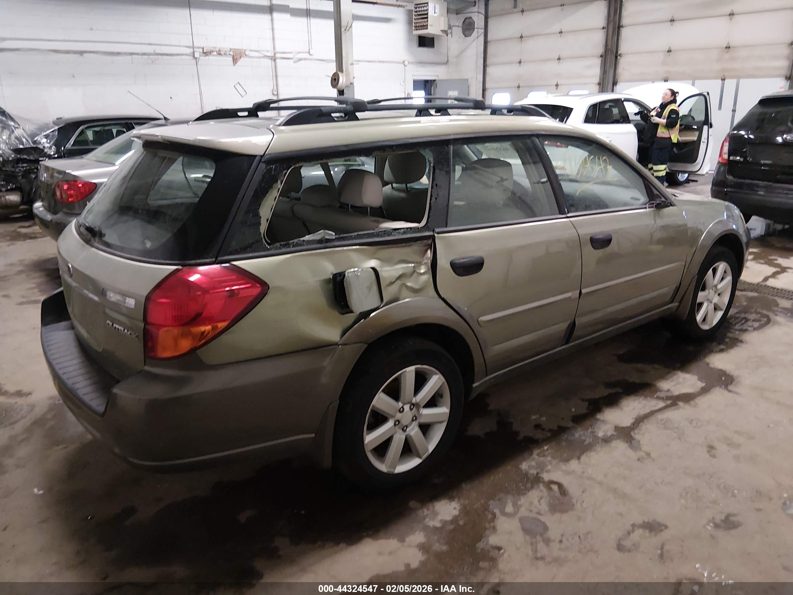 SUBARU OUTBACK image 4