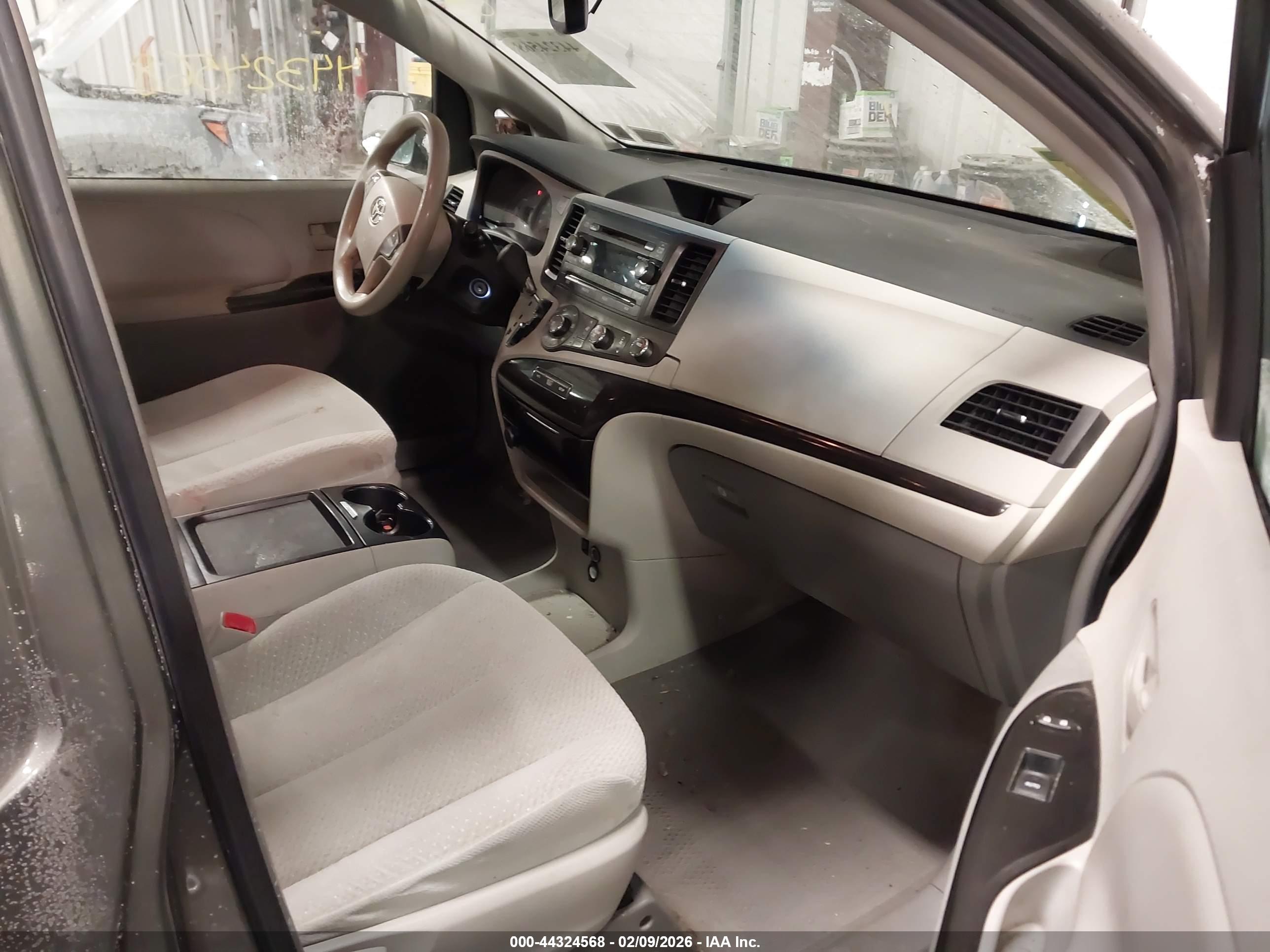 TOYOTA SIENNA image 5