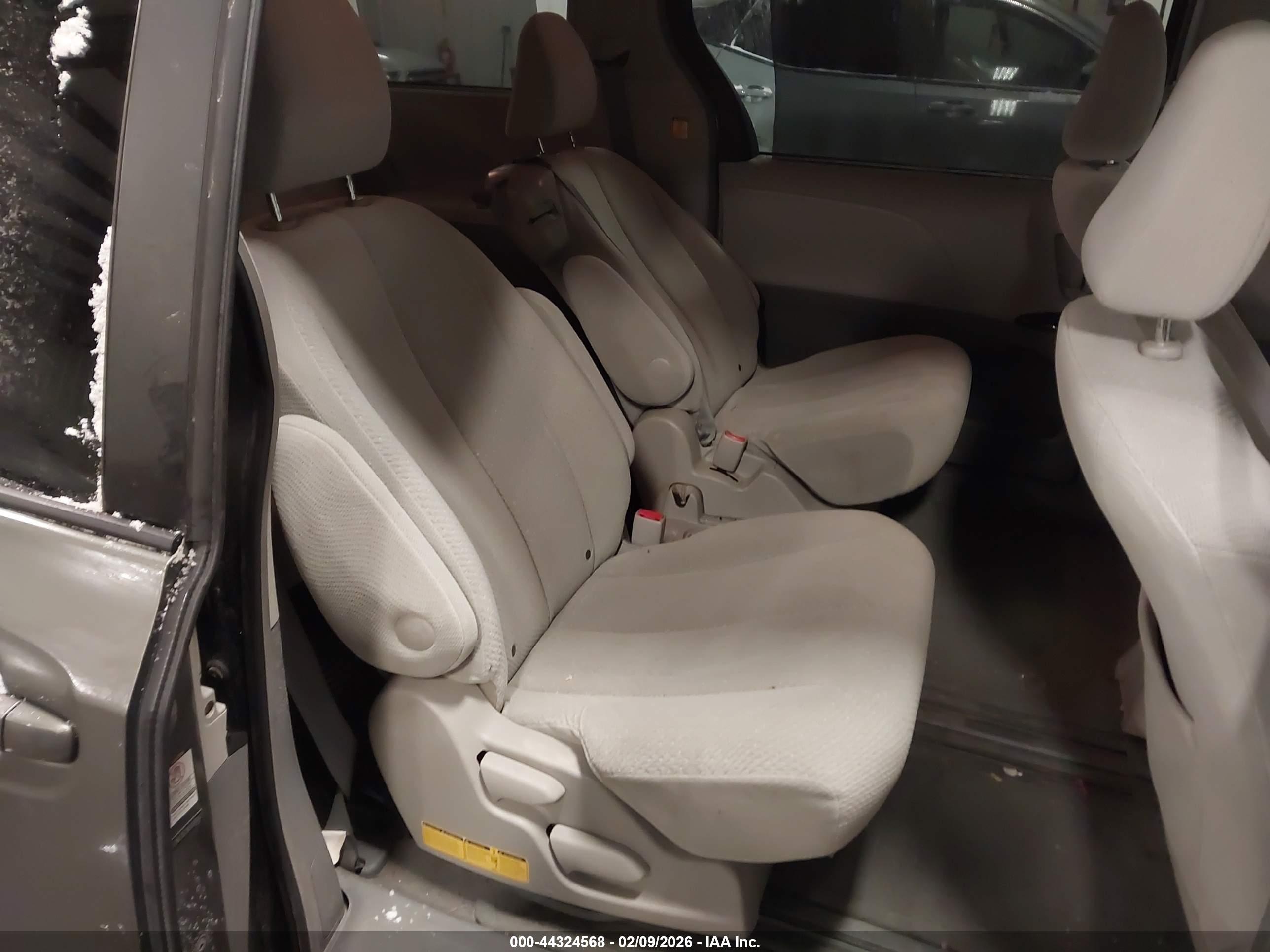 TOYOTA SIENNA image 8