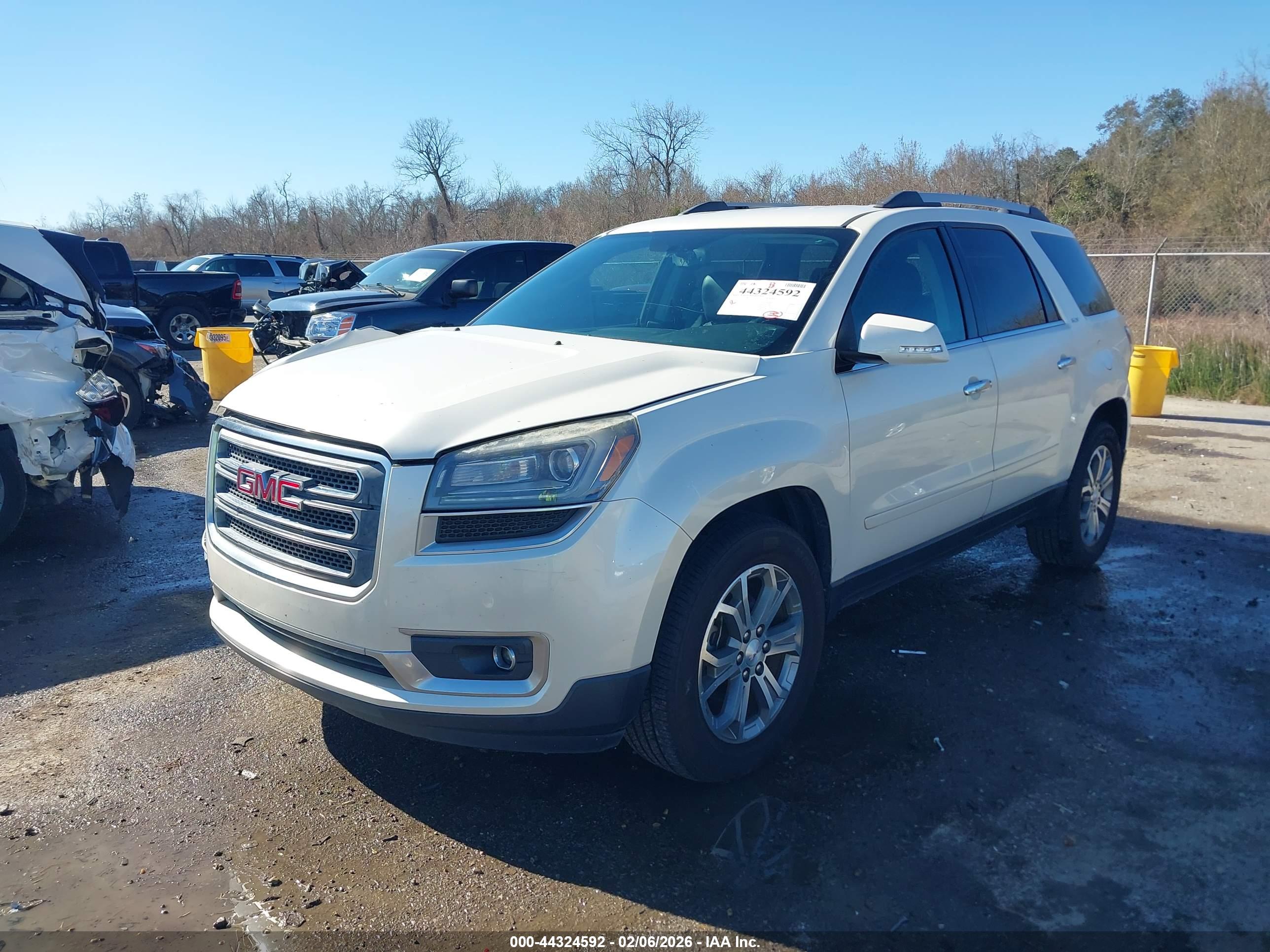 GMC ACADIA image 2
