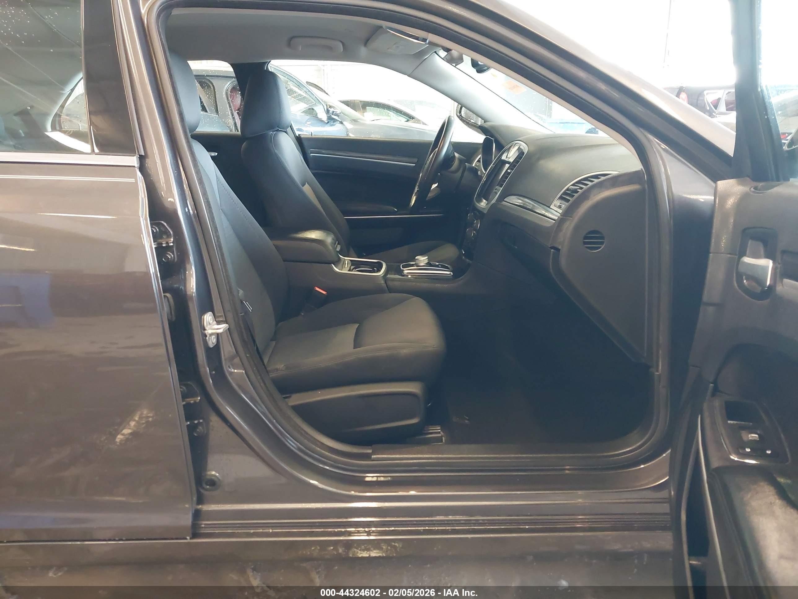 CHRYSLER 300 image 5