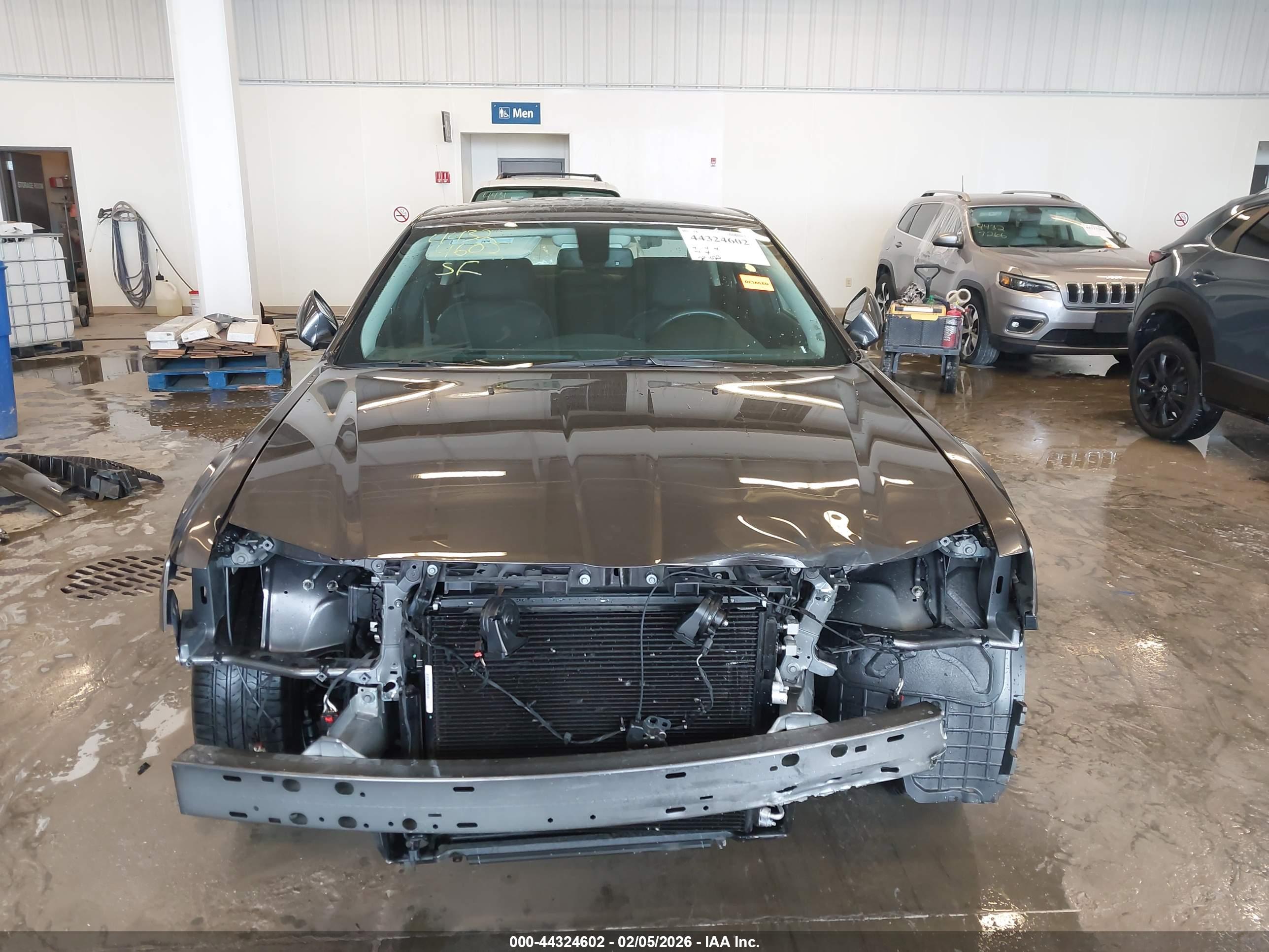 CHRYSLER 300 image 6