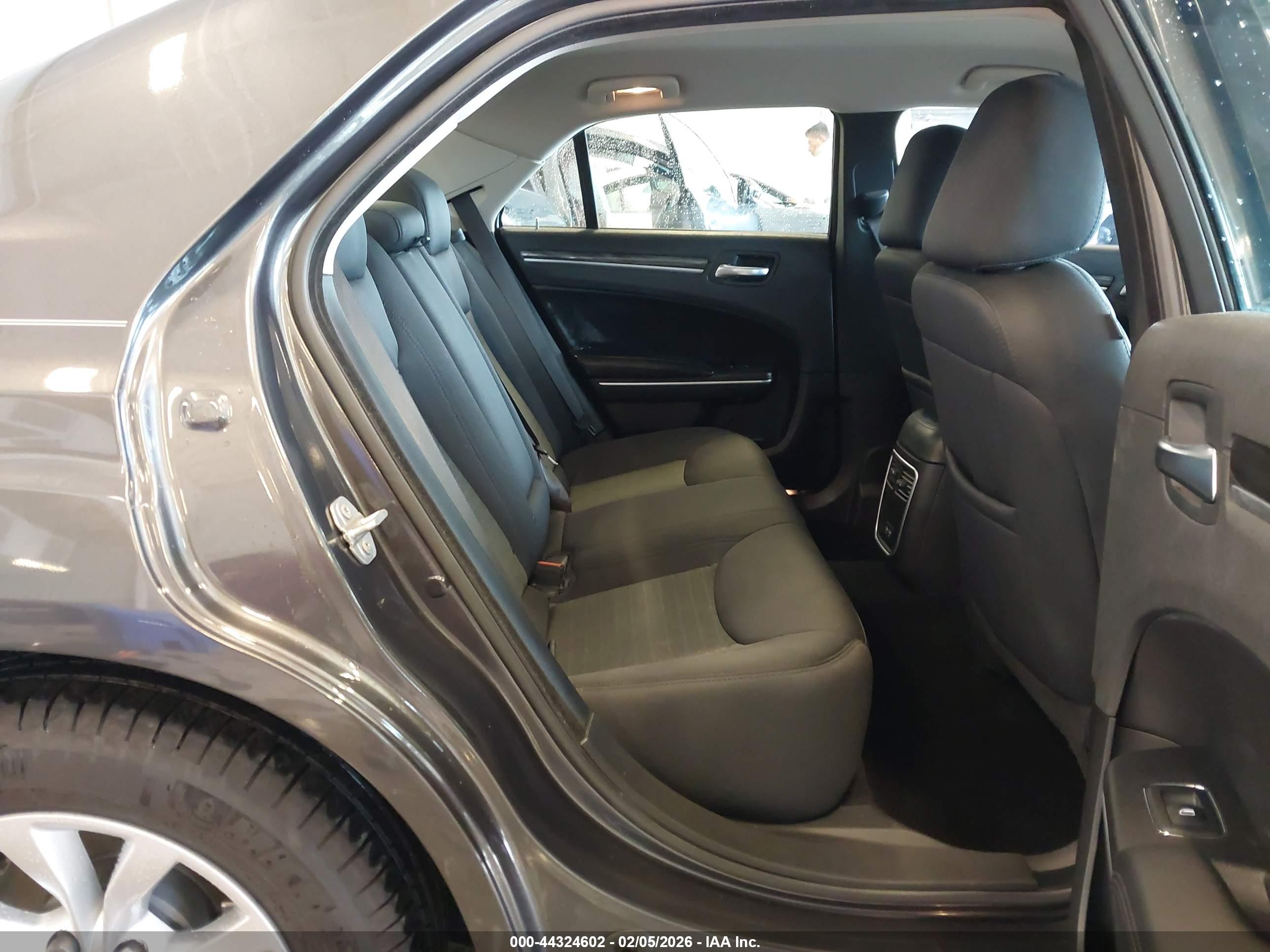 CHRYSLER 300 image 8