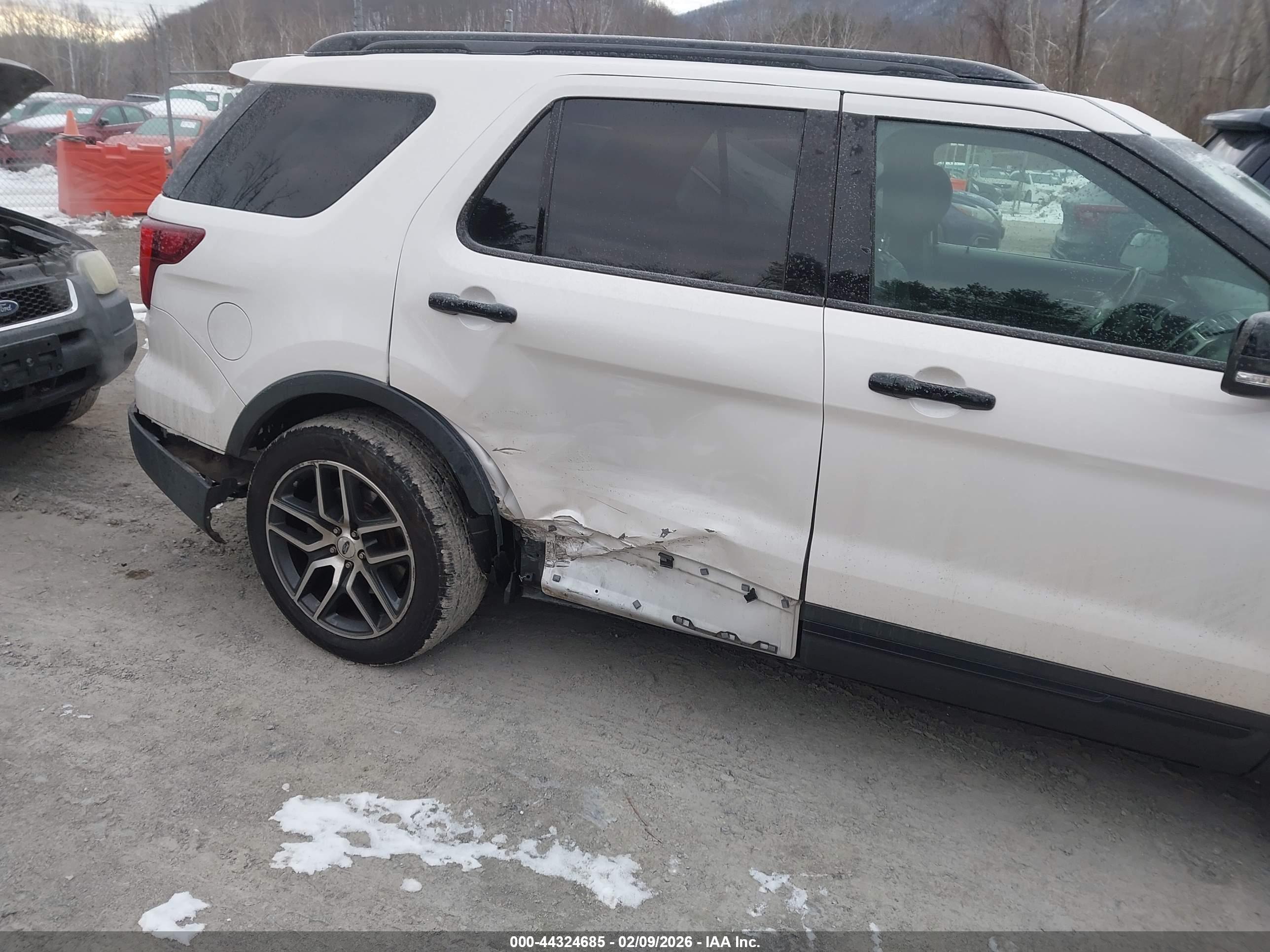 FORD EXPLORER image 6