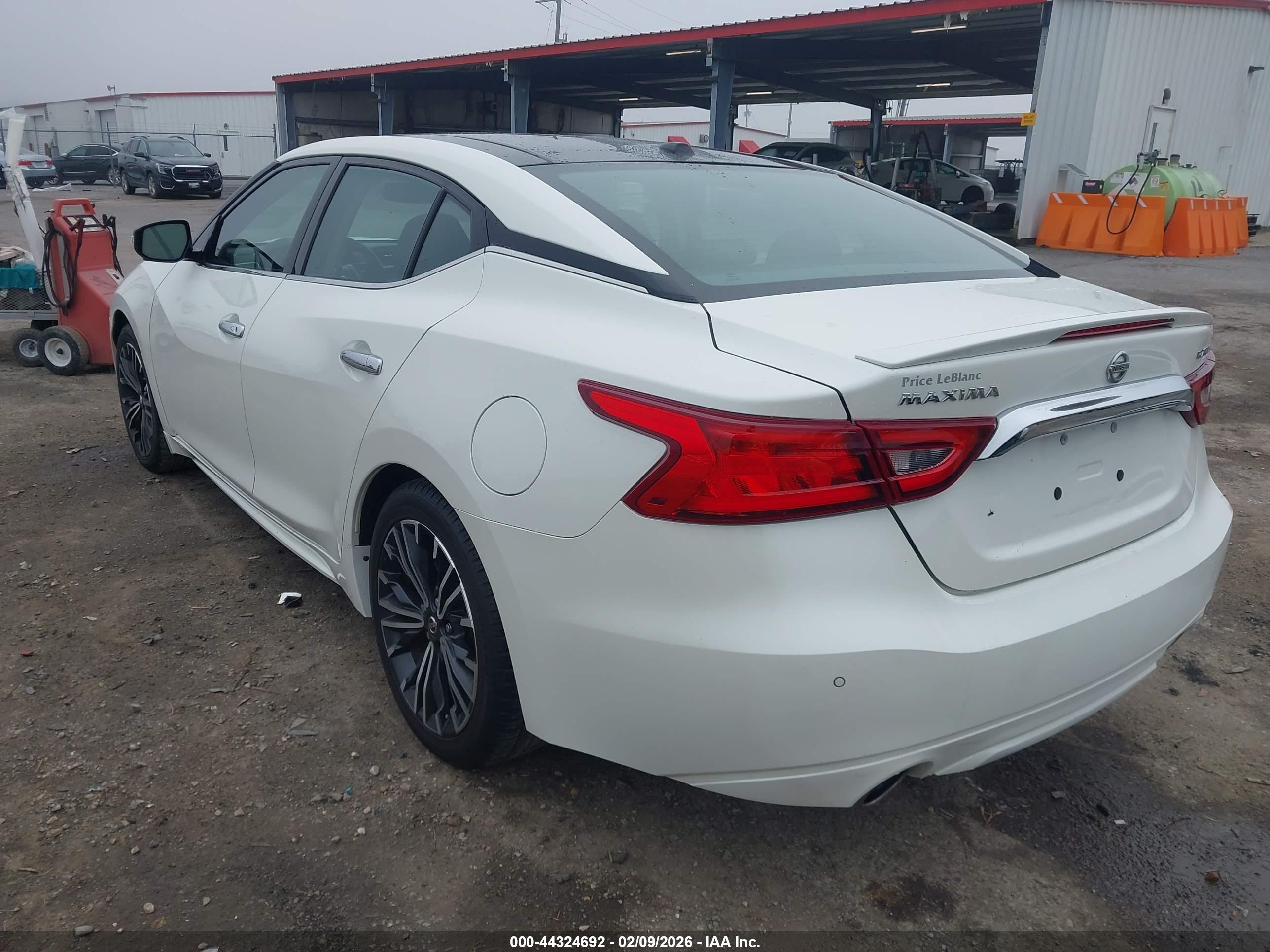 NISSAN MAXIMA image 3