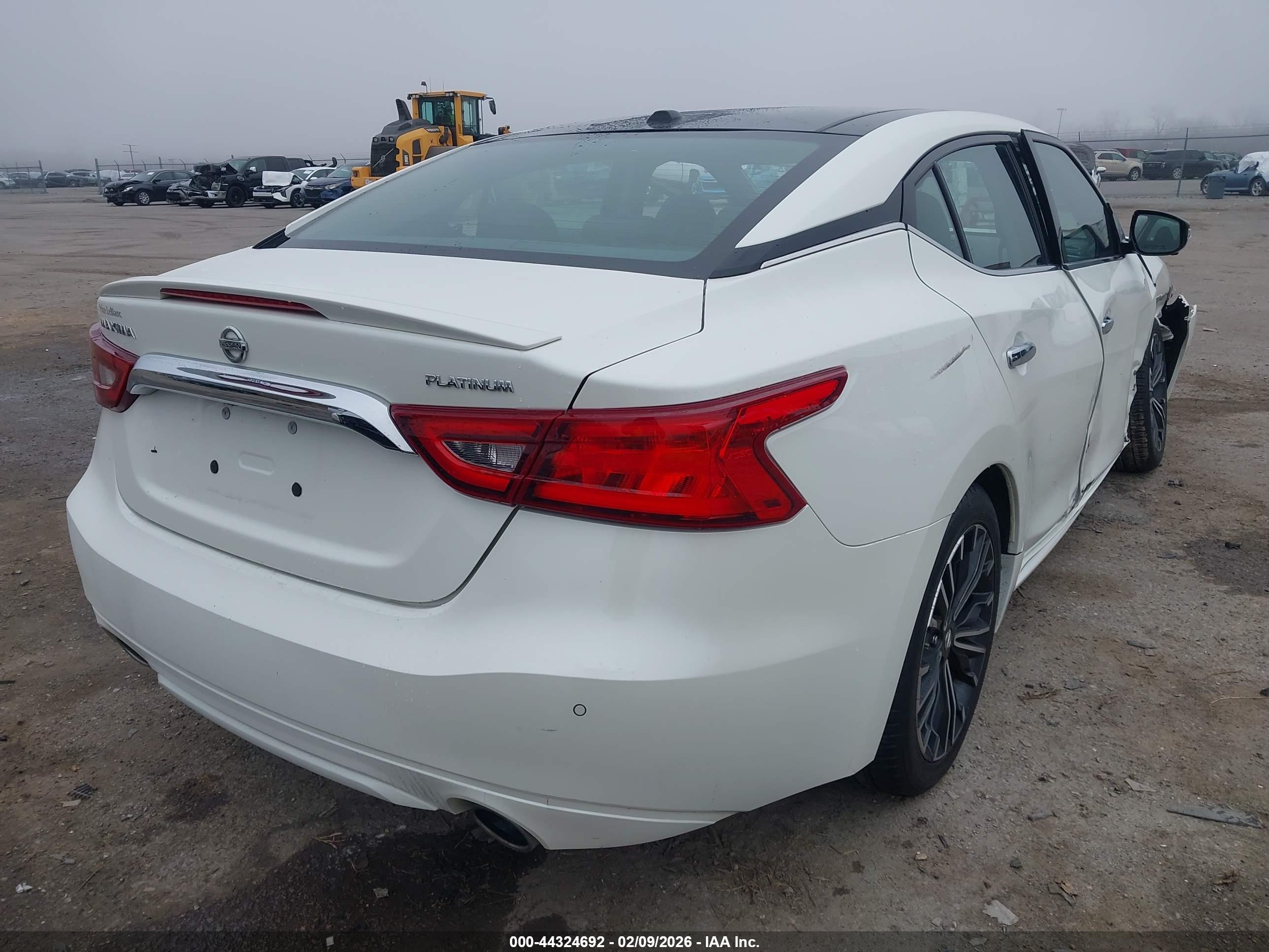 NISSAN MAXIMA image 4