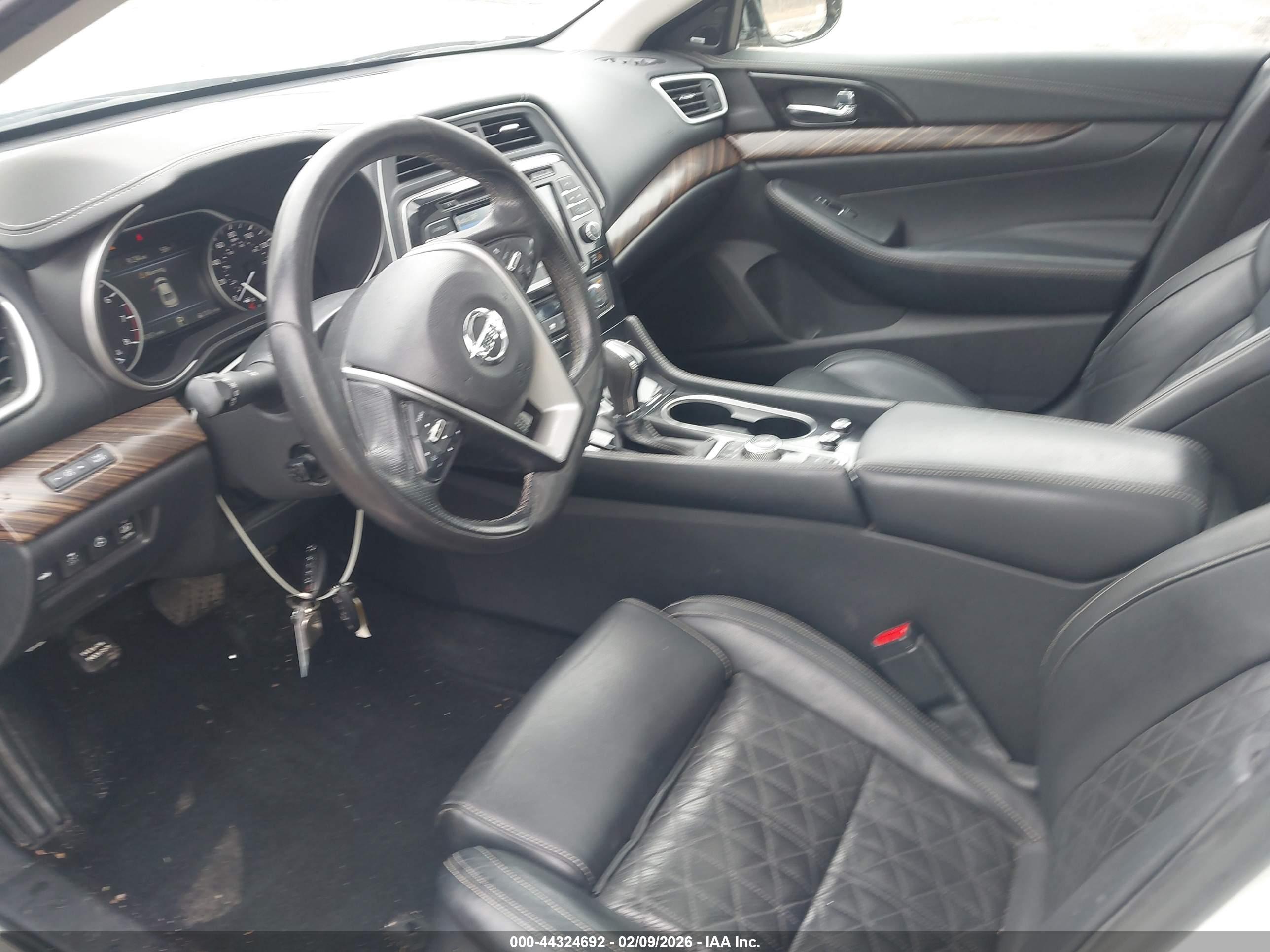 NISSAN MAXIMA image 5