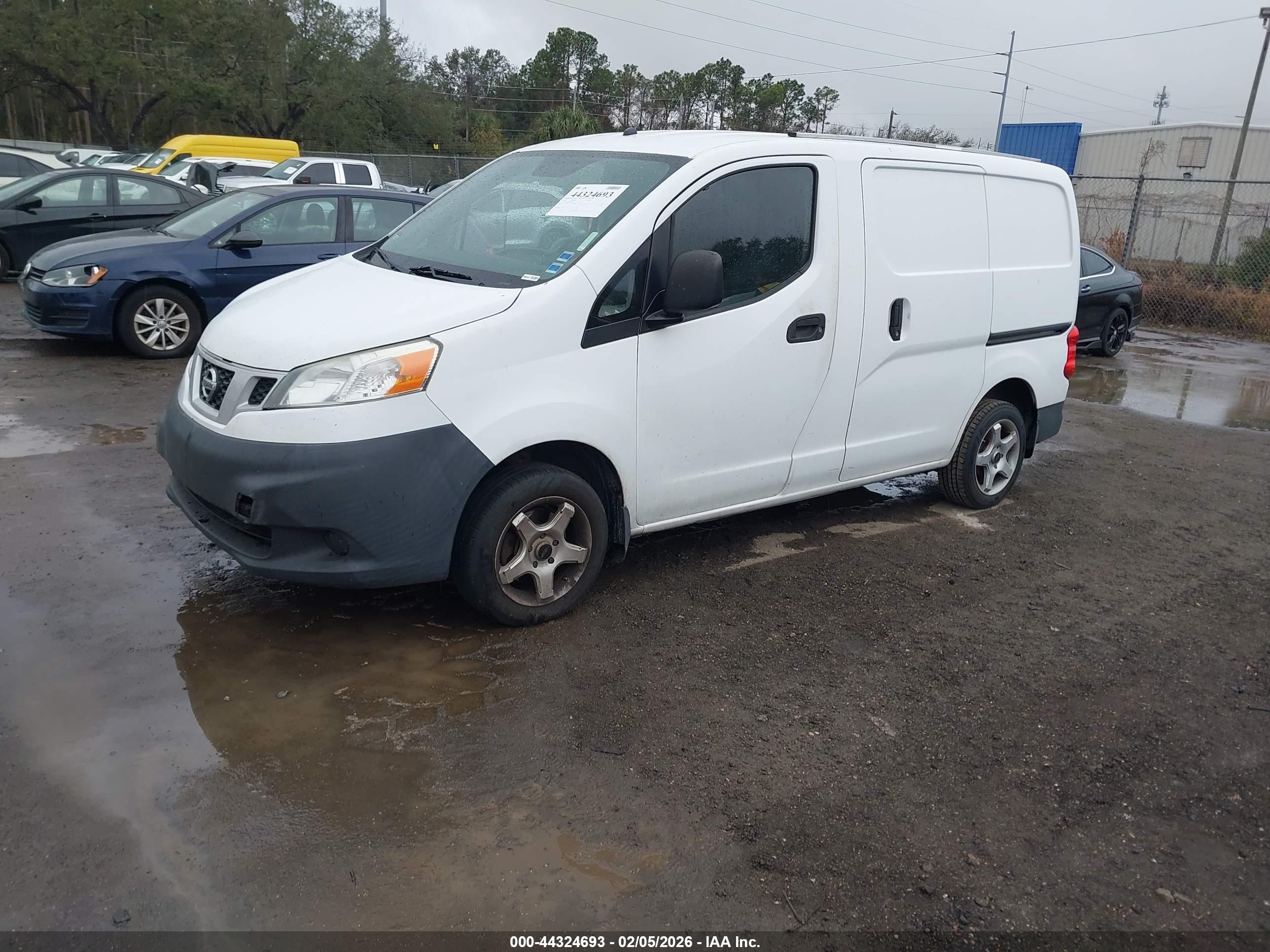 NISSAN NV200 image 2