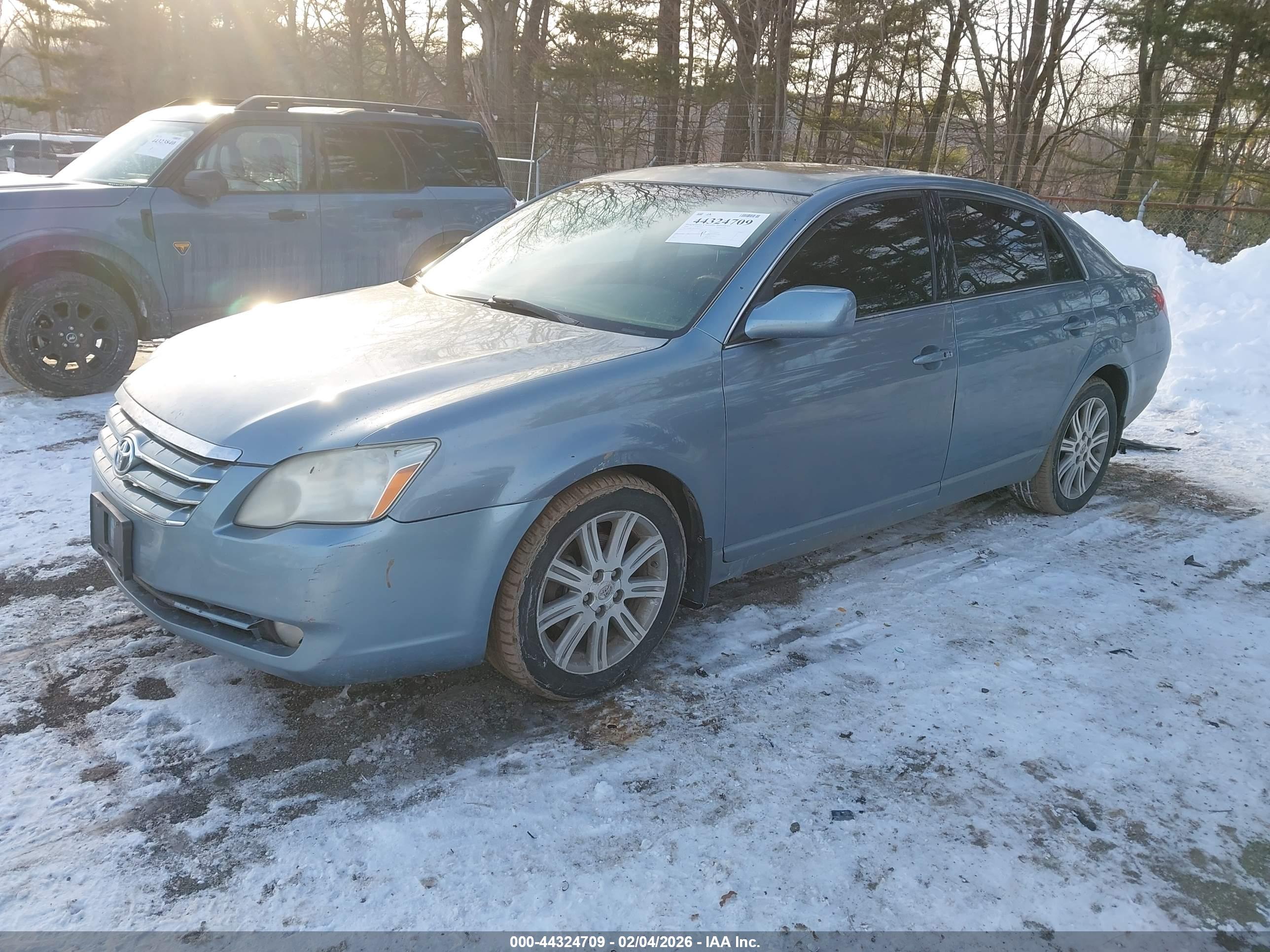 TOYOTA AVALON image 2