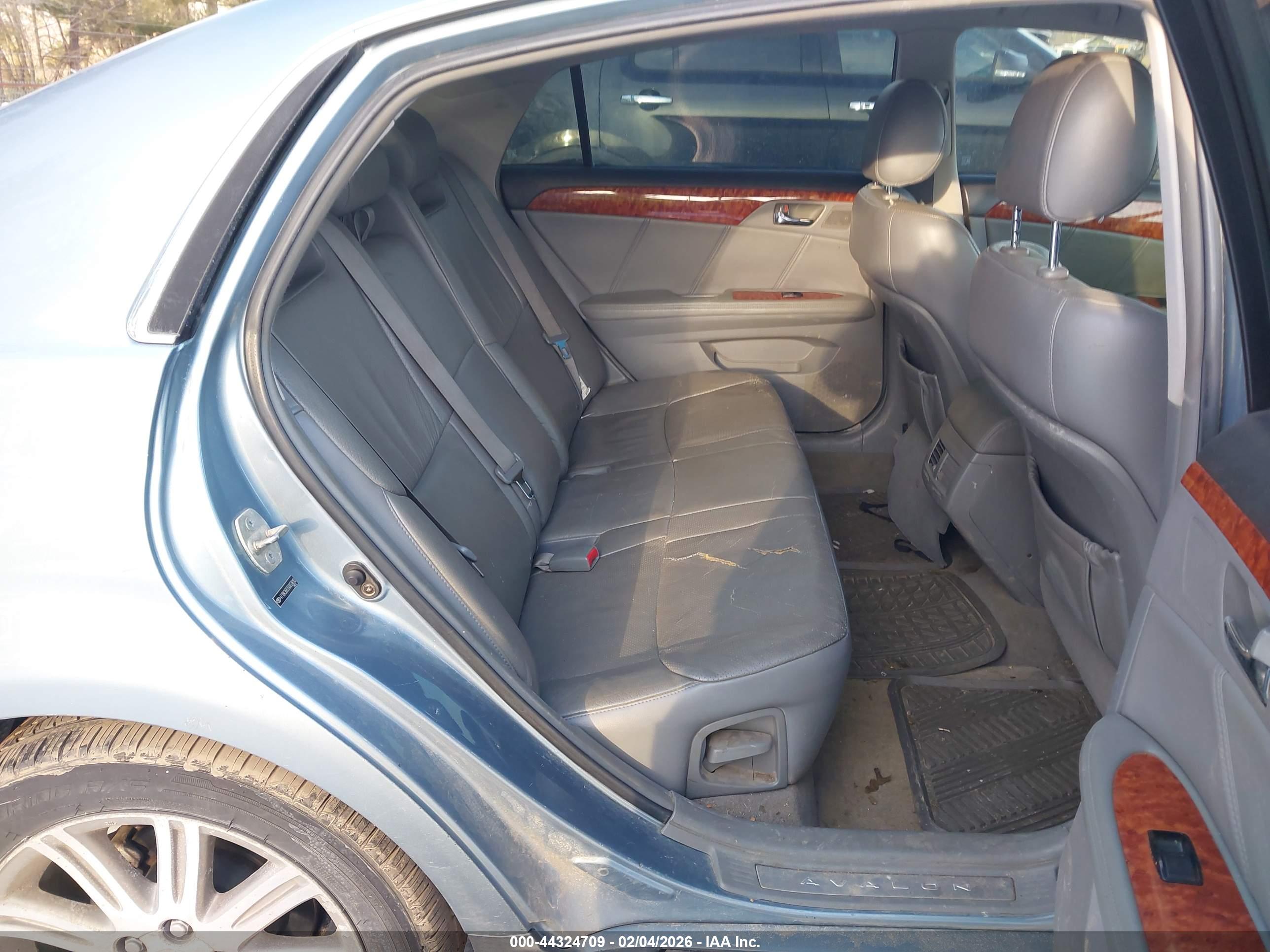 TOYOTA AVALON image 8